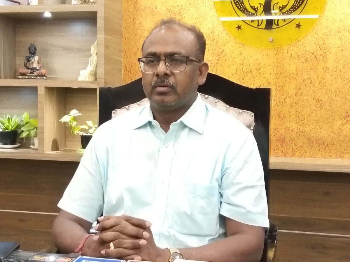 महराजगंज मनरेगा में लाखों की खुली लूट, इस ग्राम प्रधान के अधिकार सीज, सचिव पर DM की कार्यवाही से मचा हड़कंप