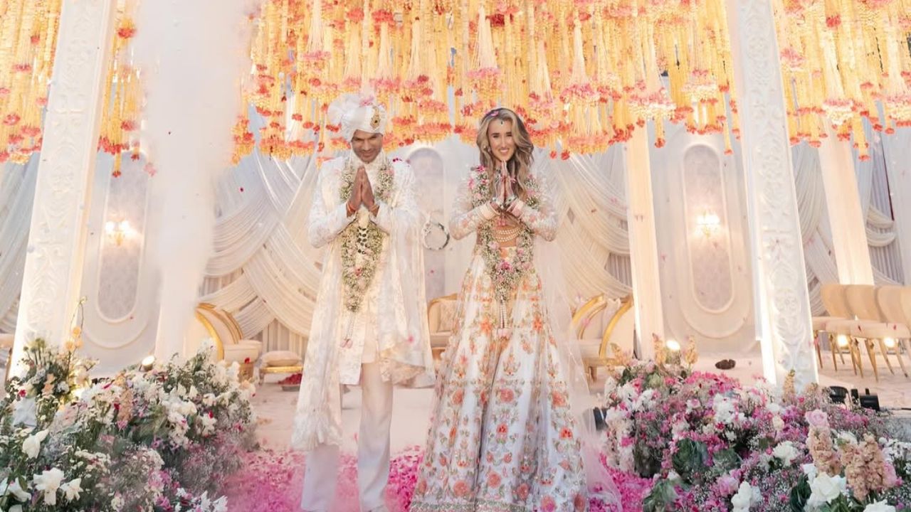 भारतीय क्रिकेट टीम के पूर्व सलामी बल्लेबाज शिखर धवन ने अपनी जिंदगी की नई पारी की शुरुआत कर दी है। धवन ने सोफी शाइन के साथ शादी रचा ली है और अब उनकी वेडिंग फोटो सोशल मीडिया पर तेजी से वायरल हो रही हैं। शादी के बाद पहली बार सामने आई तस्वीरों में दोनों की खुशियां साफ झलक रही हैं। (Img- Instagram)