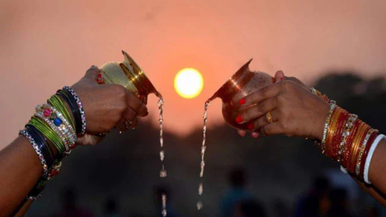 Surya Grahan 2026: क्या ग्रहण में सूर्य को जल देना चाहिए या फिर नहीं? जनिये क्या कहती है परंपरा?