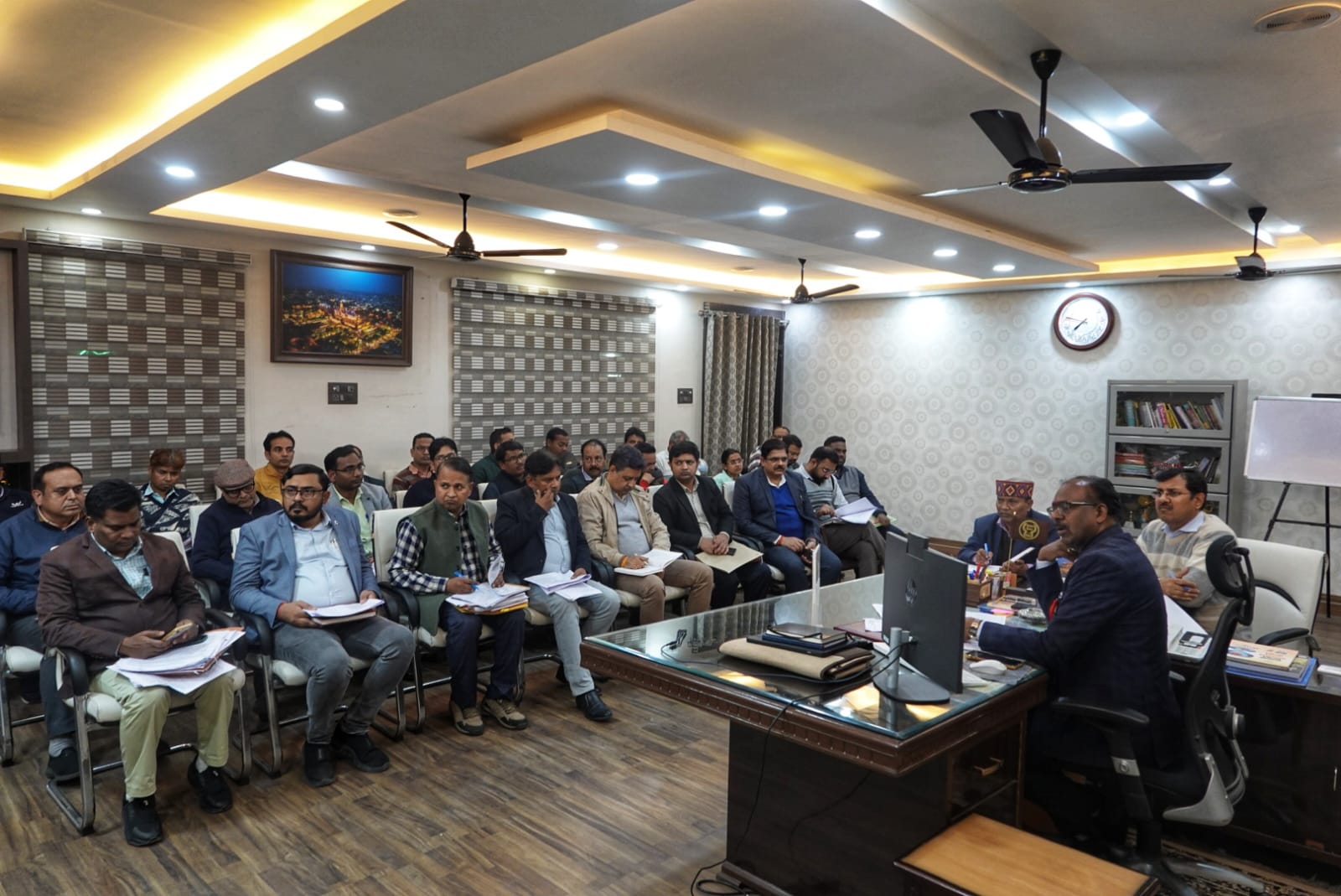 सीएम डैशबोर्ड पर फिसड्डी योजनाओं पर डीएम का सख्त एक्शन, उपनिदेशक को स्पष्टीकरण जारी