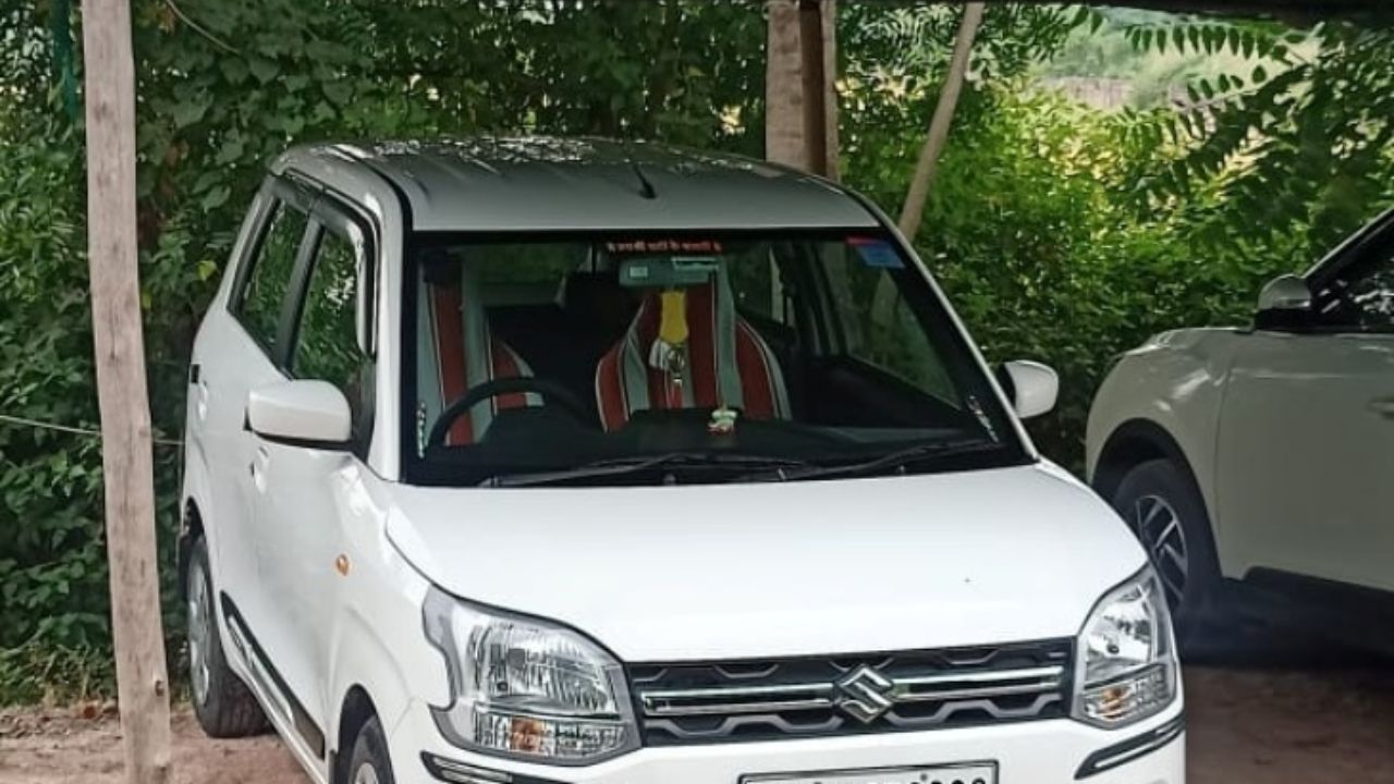 जैसे-जैसे कार पुरानी होती है, मालिक अक्सर इसकी देखभाल में लापरवाही करने लगते हैं। इससे छोटी-मोटी परेशानियां बड़ी समस्याओं में बदल जाती हैं। बैटरी, टायर, इंजन ऑयल और लाइट्स पर ध्यान देकर आप अपनी कार की उम्र बढ़ा सकते हैं और सुरक्षित, परेशानी-फ्री ड्राइविंग सुनिश्चित कर सकते हैं। (Img- Internet)