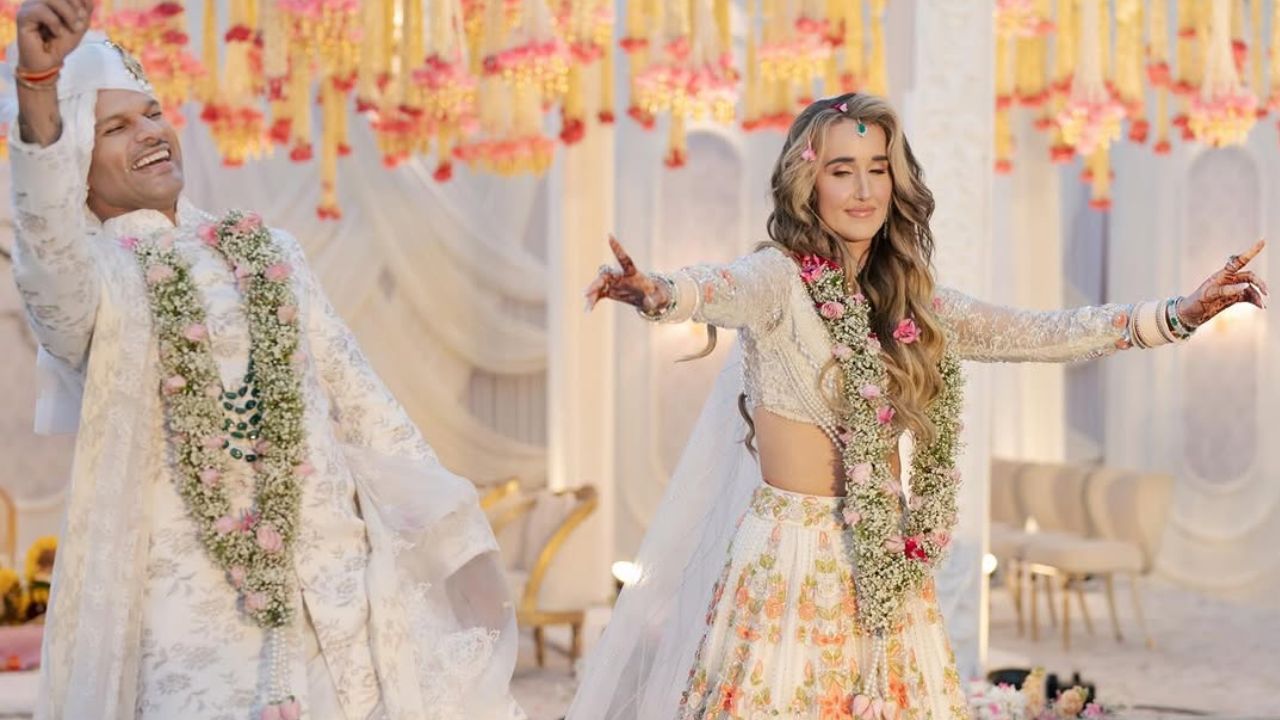 धवन ने अपने आधिकारिक इंस्टाग्राम अकाउंट पर शादी की तस्वीरें साझा करते हुए कैप्शन लिखा “Mr & Mrs Dhawan.” इस एक लाइन के साथ ही फैंस को उस खबर की पुष्टि मिल गई, जिसका इंतजार पिछले कई दिनों से किया जा रहा था। तस्वीरों में धवन पारंपरिक परिधान में नजर आ रहे हैं, जबकि सोफी बेहद खूबसूरत ब्राइडल लुक में दिखाई दे रही हैं। (Img- Instagram)