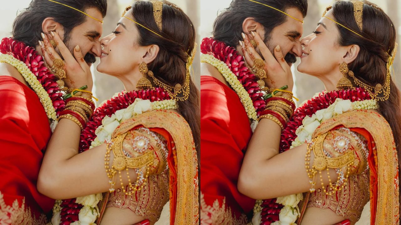 शादी की पहली तस्वीरों में रश्मिका और विजय बेहद खूबसूरत नजर आ रहे हैं। रश्मिका ने लाल रंग की सिल्क साड़ी पहनी, जिसके साथ उन्होंने पारंपरिक गोल्डन जूलरी कैरी की। उनका लुक किसी महारानी से कम नहीं लग रहा था। वहीं विजय ने सफेद धोती के साथ लाल शॉल ओढ़ा, जिस पर सुनहरी कढ़ाई की गई थी। गोल्डन जूलरी के साथ उनका लुक भी बेहद शाही दिखा। (Img- Instagram)