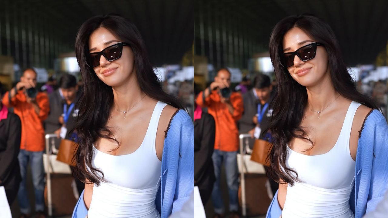 दिशा पाटनी का यह एयरपोर्ट लुक सिंपल होने के बावजूद काफी आकर्षक था। उन्होंने सफेद रंग का क्लासिक स्क्वायर-नेक रिब्ड टैंक टॉप पहना हुआ था, जो उनके फिट फिगर को खूबसूरती से हाईलाइट कर रहा था। यह टॉप मिनिमल डिजाइन का था, लेकिन उसी सादगी में उनका बोल्ड अंदाज साफ झलक रहा था। टैंक टॉप को उन्होंने बेहद सहज तरीके से स्टाइल किया, जो गर्म मौसम और ट्रैवल के लिए परफेक्ट चॉइस मानी जा रही है। (Img- Internet) दिशा पाटनी का यह एयरपोर्ट लुक सिंपल होने के बावजूद काफी आकर्षक था। उन्होंने सफेद रंग का क्लासिक स्क्वायर-नेक रिब्ड टैंक टॉप पहना हुआ था, जो उनके फिट फिगर को खूबसूरती से हाईलाइट कर रहा था। यह टॉप मिनिमल डिजाइन का था, लेकिन उसी सादगी में उनका बोल्ड अंदाज साफ झलक रहा था। टैंक टॉप को उन्होंने बेहद सहज तरीके से स्टाइल किया, जो गर्म मौसम और ट्रैवल के लिए परफेक्ट चॉइस मानी जा रही है। (Img- Internet)