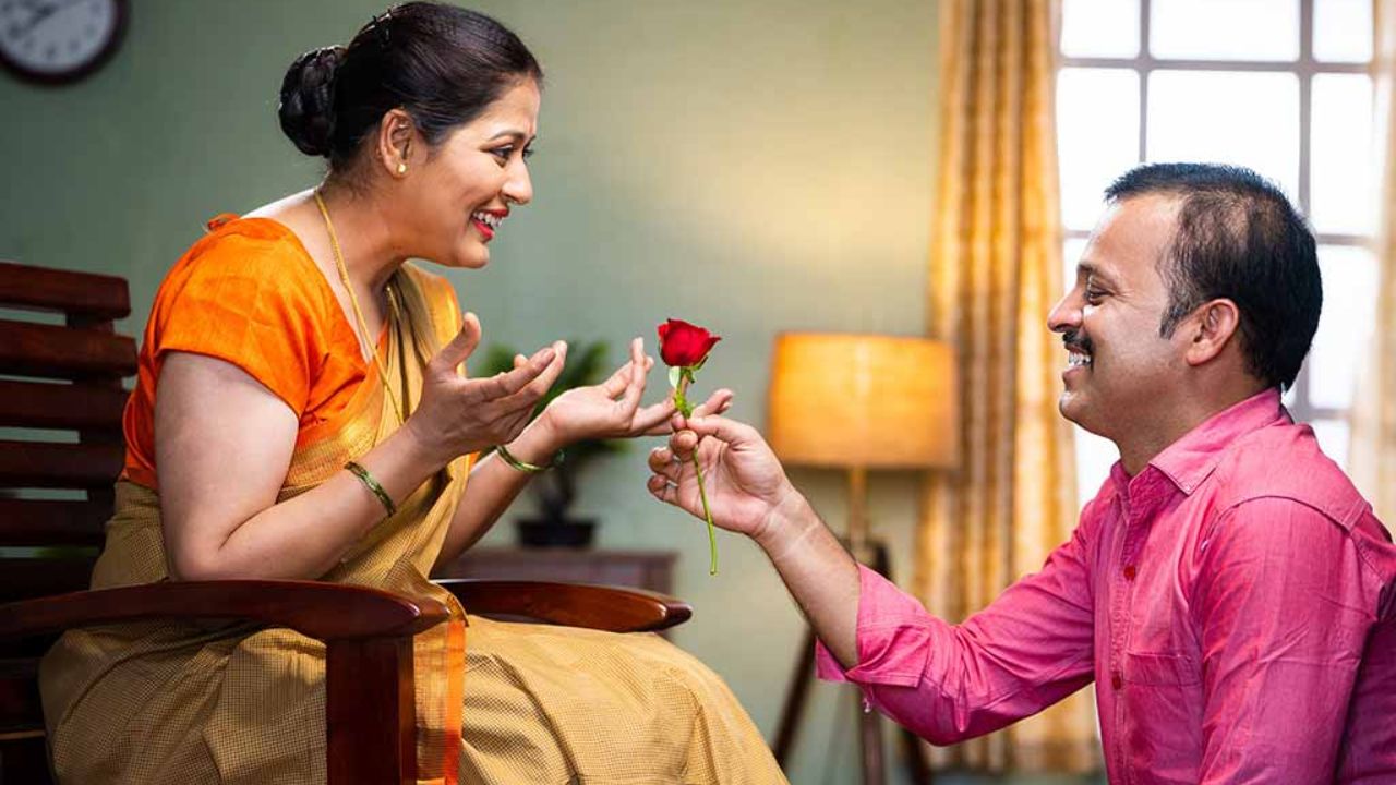 हेल्दी रिलेशनशिप को लेकर एक्सपर्ट्स कहते हैं कि किसी भी रिश्ते की नींव खुली और ईमानदार बातचीत होती है। पति को शांति से पत्नी से बात करनी चाहिए और यह समझने की कोशिश करनी चाहिए कि नाराजगी की असली वजह क्या है। बिना टोके और जज किए बात सुनना रिश्ते में भरोसा बनाने की पहली शर्त है। (Img- Internet)