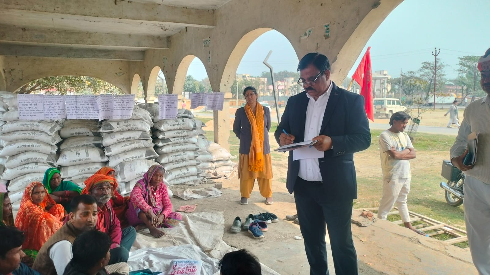 सोनबरसा में गरमाया भ्रष्टाचार का मुद्दा, प्रधान की बहाली पर बवाल, सस्पेंड सचिव पर कार्रवाई जारी