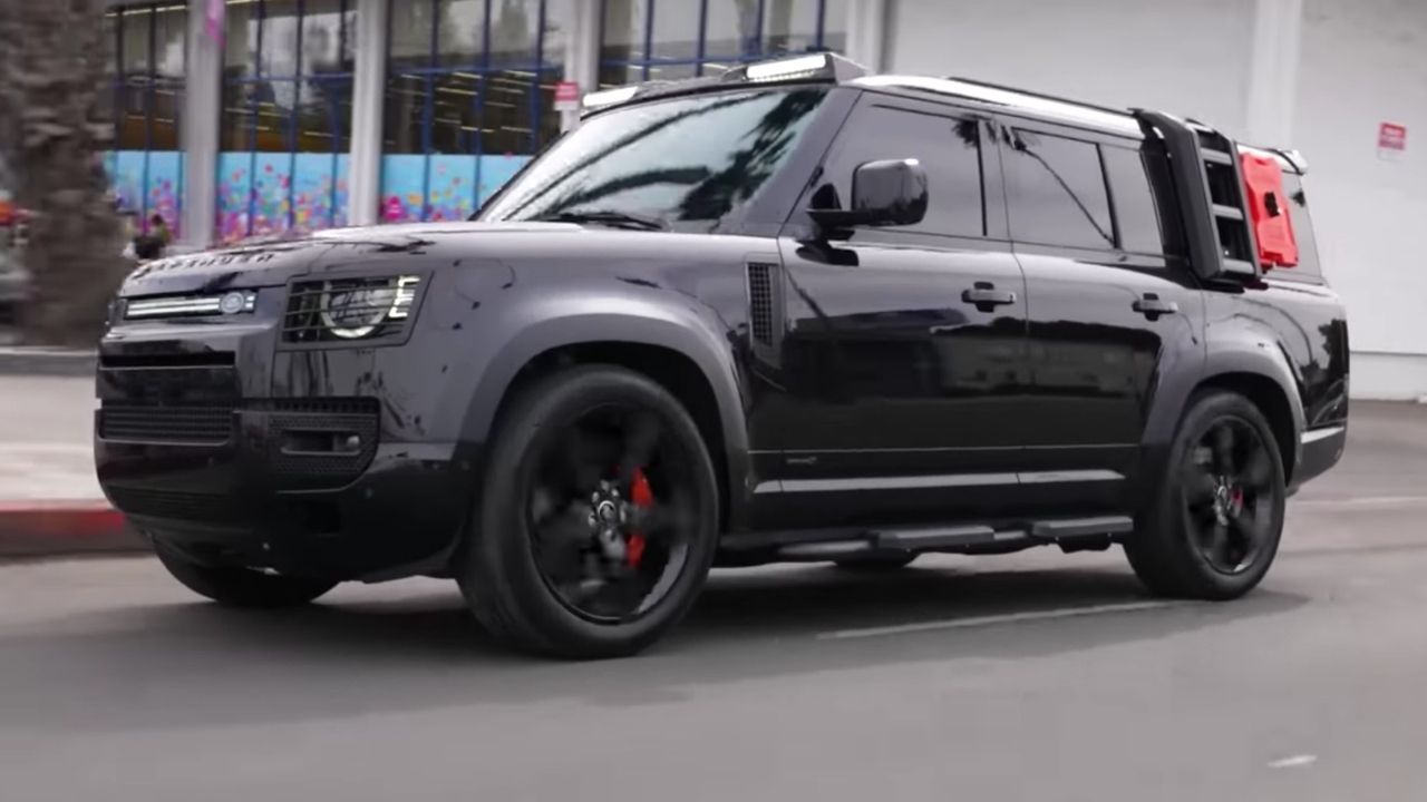 सुनील ग्रोवर को मुंबई की सड़कों पर सेंटोरिनी ब्लैक कलर की डिफेंडर 130 के साथ देखा गया। यह SUV अपने विशाल आकार, दमदार रोड प्रजेंस और प्रीमियम लुक के लिए जानी जाती है। भारतीय बाजार में डिफेंडर 130, डिफेंडर लाइनअप की सबसे लंबी और सबसे ज्यादा स्पेस वाली SUV है। (Img- Internet)