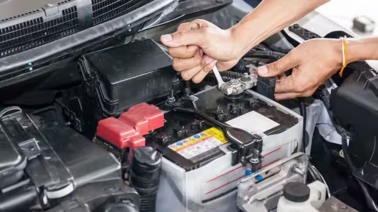 जब कार पुरानी होती है, तो बैटरी की क्षमता कम होने लगती है। आमतौर पर कार की बैटरी की उम्र तीन से चार साल होती है। लेकिन यदि समय-समय पर बैटरी का ध्यान रखा जाए, तो इसकी उम्र बढ़ाई जा सकती है। नियमित जांच और सफाई से बैटरी जल्दी खराब होने से बचाई जा सकती है। (Img- Internet)