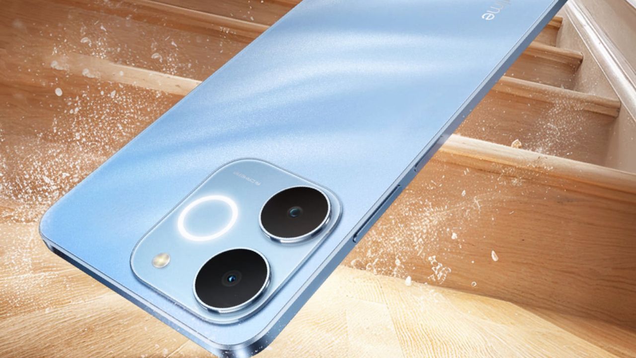 लॉन्च ऑफर के तहत 1,000 रुपये का बैंक डिस्काउंट और 1,000 रुपये का कूपन डिस्काउंट दिया जा रहा है। फोन में 6.67 इंच का HD+ IPS LCD डिस्प्ले दिया गया है, जिसका रेजोल्यूशन 720×1600 पिक्सल और पीक ब्राइटनेस 450 निट्स है। डिजाइन की बात करें तो यह डिवाइस कई आकर्षक कलर ऑप्शंस में उपलब्ध है। साथ ही, फोन IP54 रेटिंग के साथ आता है। (Img- Internet)