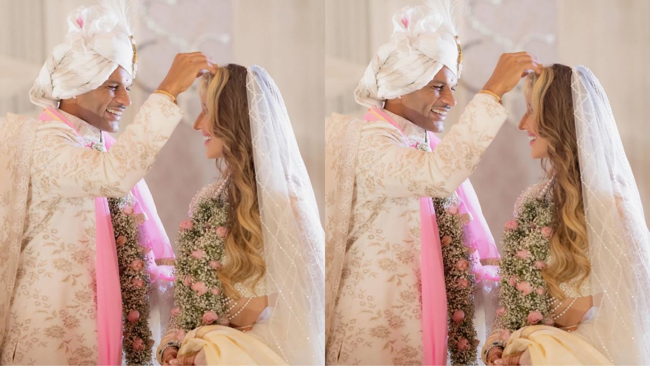 तस्वीरों में बेहद साफ नजर आ रहा है कि शादी का कार्यक्रम बेहद सादगी के साथ आयोजित किया गया। समारोह में सिर्फ करीबी दोस्त और परिवार के सदस्य मौजूद रहे। तस्वीरों में दिख रहा है कि पूरा माहौल पारिवारिक और आत्मीय था। न कोई भव्य मंच, न बड़ी भीड़ बस अपनों के बीच मुस्कुराते हुए दूल्हा-दुल्हन। (Img- Instagram)