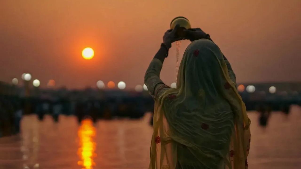 भारतीय संस्कृति में सूर्य को प्रत्यक्ष देव माना गया है। रोज़ सुबह तांबे के लोटे से सूर्य को जल देना सिर्फ धार्मिक क्रिया नहीं, बल्कि जीवनशैली भी है। ज्योतिष के अनुसार इससे आत्मबल बढ़ता है, स्वास्थ्य बेहतर रहता है और कुंडली में सूर्य की स्थिति मजबूत होती है। यही कारण है कि ग्रहण के दौरान लोग सोचते हैं क्या अर्घ्य देना चाहिए या नहीं? (Img- Internet)