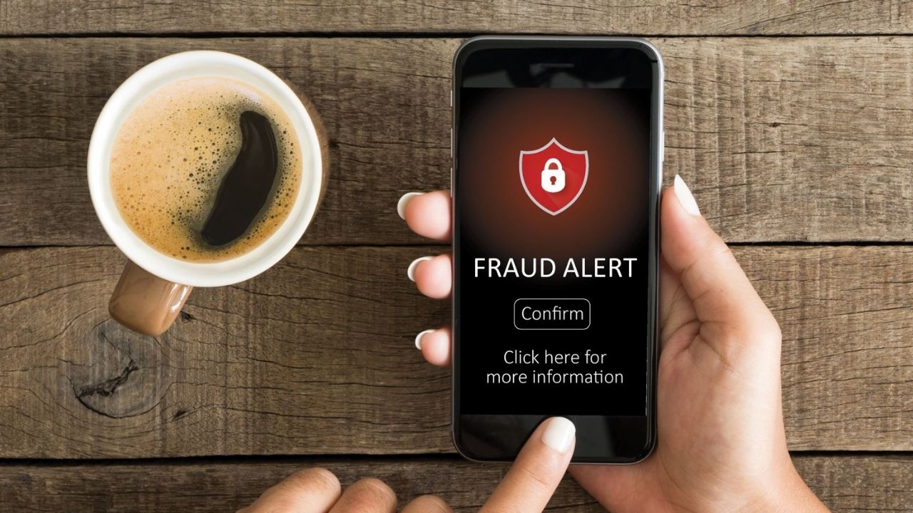 एयरटेल का AI सिस्टम संदिग्ध परिस्थितियों की पहचान करता है। जैसे ही स्पैम कॉल के दौरान बैंक से भेजा गया OTP डिटेक्ट होता है, ग्राहक को ‘फ्रॉड अलर्ट’ के जरिए सचेत किया जाता है। यह तकनीक विशेष रूप से उन धोखेबाजों को रोकने में मदद करती है जो डिलीवरी, कस्टमर सपोर्ट या किसी अन्य बहाने से ग्राहकों पर जल्दी निर्णय लेने का दबाव डालते हैं। (Img- Internet)