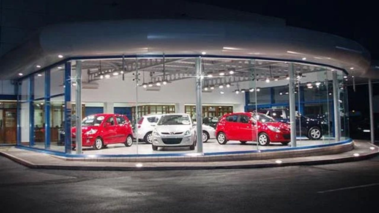 जनवरी 2026 में इलेक्ट्रिक कार बाजार में टॉप तीन कंपनियों टाटा मोटर्स, JSW MG मोटर और महिंद्रा का दबदबा रहा। इन तीनों कंपनियों ने मिलकर कुल बिक्री का लगभग 89% हिस्सा अपने नाम किया। टाटा मोटर्स ने 8,007 यूनिट बेचीं। सालाना ग्रोथ 50.71% रही और मासिक आधार पर भी लगभग 23.95% की बढ़त दर्ज हुई। कंपनी का बाजार हिस्सा 43.35% तक पहुंच गया, जो इसकी मजबूत पकड़ को दर्शाता है। (Img- Internet)