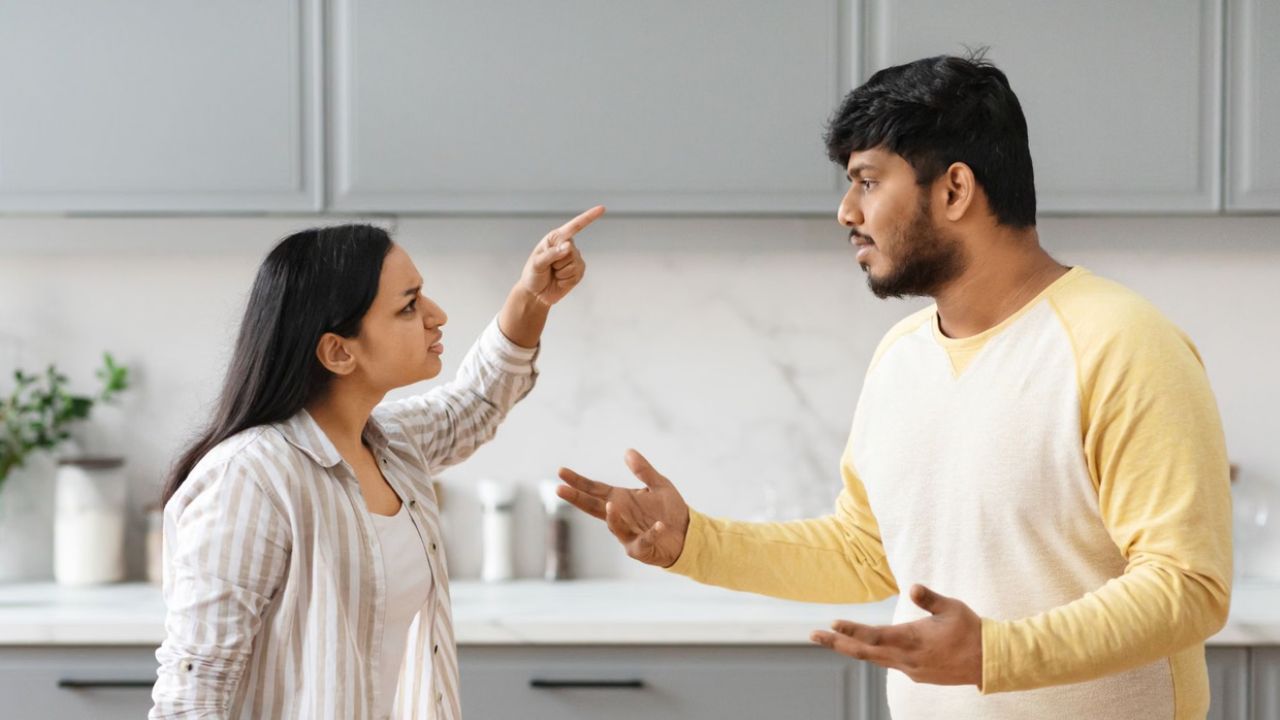 एक्सपर्ट्स का कहना है कि रिश्ता सुधारने के लिए आत्ममंथन महत्वपूर्ण है। पति-पत्नी को अपनी कम्युनिकेशन स्किल, संवेदनशीलता और समझदारी पर काम करना चाहिए। छोटे बदलाव भी रिश्ते में बड़ा फर्क ला सकते हैं। यह न केवल रिश्ते को सुधारता है, बल्कि व्यक्तिगत रूप से भी जीवन को संतुलित और खुशहाल बनाता है। (Img- Internet)