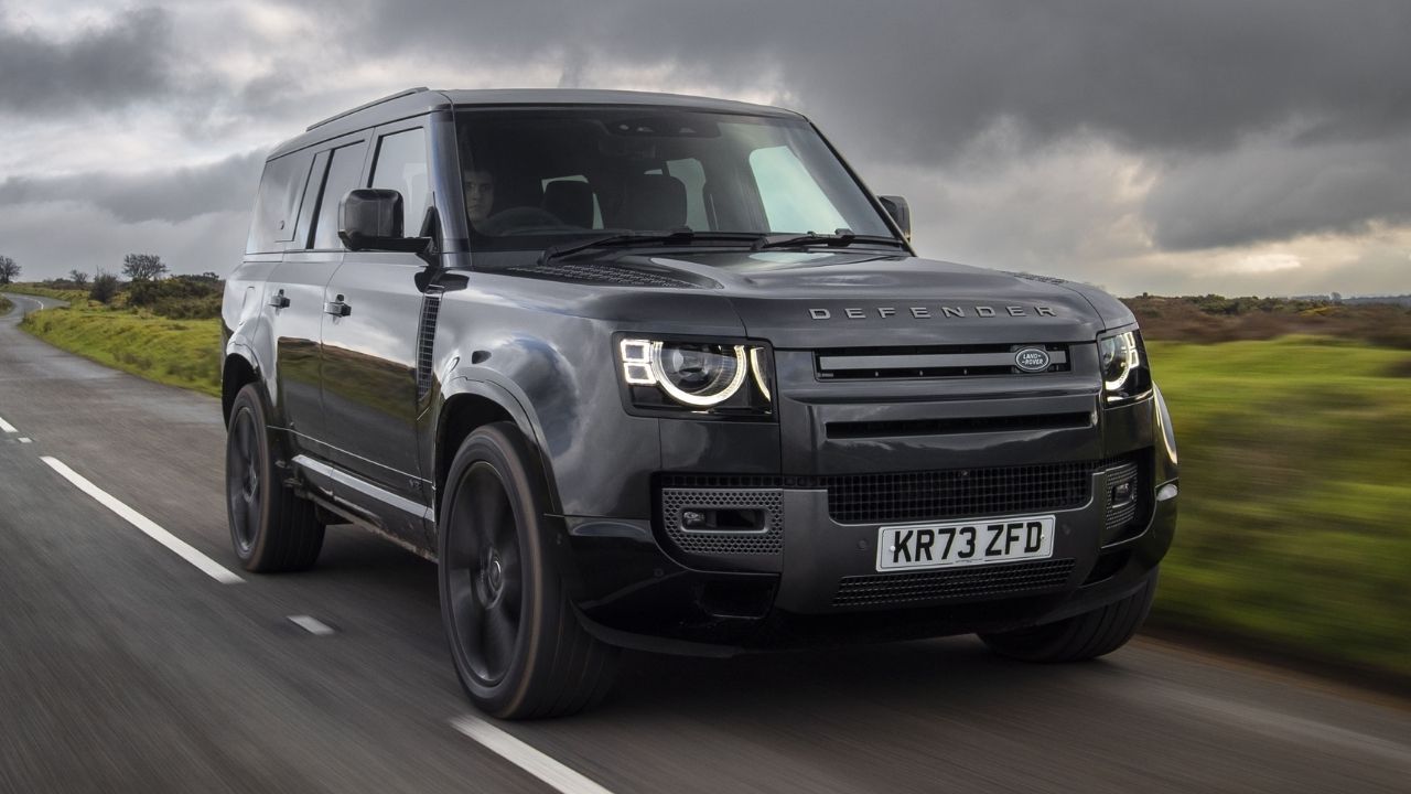 इस लग्जरी 4x4 की एक्स-शोरूम कीमत 1.41 करोड़ रुपये से शुरू होकर 1.82 करोड़ रुपये तक जाती है, जो इसे प्रीमियम सेगमेंट की खास पसंद बनाती है। डिफेंडर 130 की सबसे बड़ी खासियत इसकी अतिरिक्त लंबाई है। कंपनी ने इसे डिफेंडर 110 के मुकाबले 340 एमएम तक लंबा बनाया है, जिससे तीसरी पंक्ति में बैठने वालों को बेहतर लेग स्पेस मिलता है। (Img- Internet)