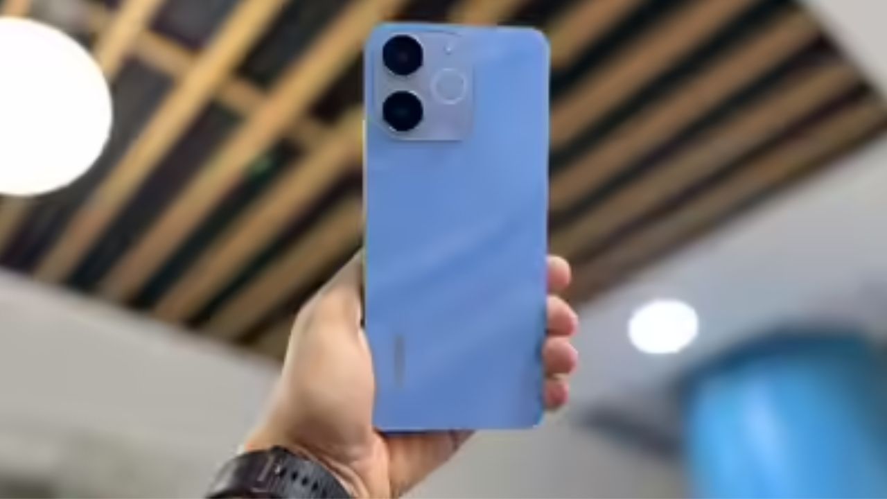 हालांकि, 9,999 रुपये की कीमत में 4G फोन लॉन्च करना कंपनी के लिए चुनौती भरा कदम माना जा रहा है, क्योंकि इसी रेंज में कई ब्रांड 5G स्मार्टफोन ऑफर कर रहे हैं। ऐसे में देखना दिलचस्प होगा कि यह डिवाइस भारतीय बाजार में कितना प्रभाव छोड़ पाता है। (Img- Internet)