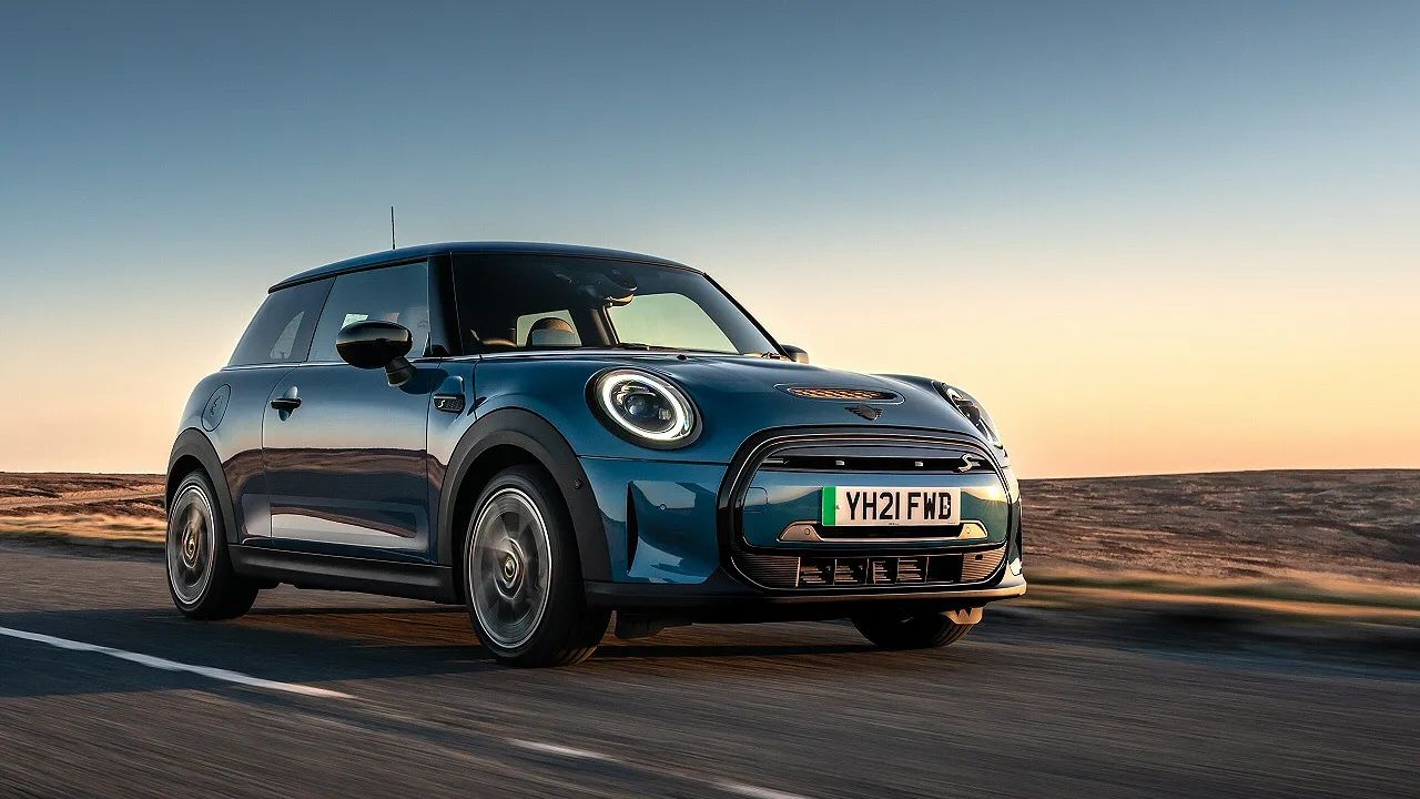 इस असंतुलन को देखते हुए सरकार ने छोटी कारों के लिए अलग नियम बनाने का विचार छोड़ दिया। परिवहन क्षेत्र भारत की कुल ऊर्जा खपत का लगभग 12 प्रतिशत हिस्सा इस्तेमाल करता है और यह पेट्रोलियम आयात और कार्बन इमिशन का बड़ा कारण है। सरकारी डॉक्युमेंट के अनुसार, पैसेंजर व्हीकल्स से होने वाला एमिशन इस सेक्टर के कुल एमिशन का करीब 90 प्रतिशत है। इसी वजह से सरकार ने CO2 एमिशन को नियंत्रित करने के लिए कड़े कदम उठाए हैं। (Img- Internet)