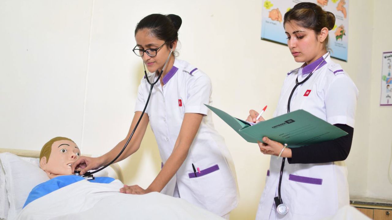 बीएससी नर्सिंग उन छात्रों के लिए उपयुक्त है जो मरीजों की देखभाल और हेल्थ सर्विस में योगदान देना चाहते हैं। चार वर्षीय इस कोर्स में रोगी देखभाल, सामुदायिक स्वास्थ्य और अस्पताल प्रबंधन की पढ़ाई कराई जाती है। कोर्स पूरा करने के बाद रजिस्टर्ड नर्स, क्रिटिकल केयर नर्स या पब्लिक हेल्थ वर्कर के रूप में काम किया जा सकता है। औसतन 3.6 से 6 लाख रुपये सालाना वेतन मिल सकता है। (Img- Internet)