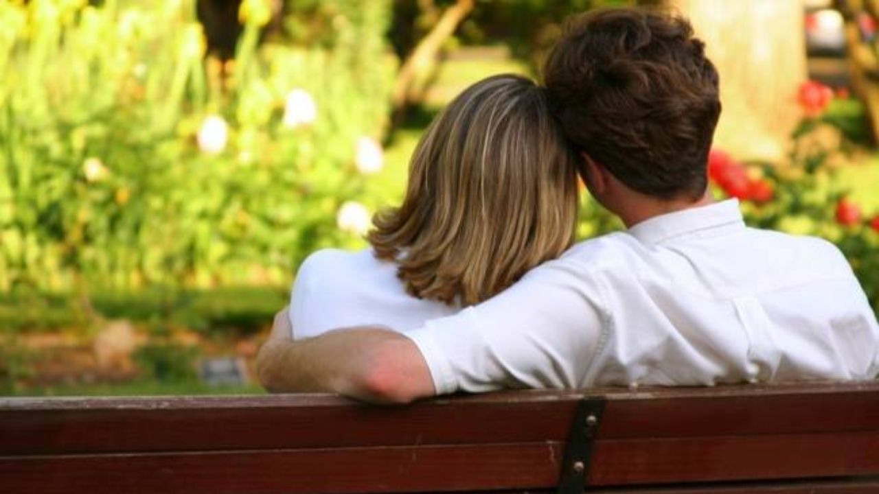 यदि हालात लगातार बिगड़ रहे हैं और तनाव बढ़ता जा रहा है, तो कपल काउंसलिंग से हिचकिचाना नहीं चाहिए। प्रोफेशनल काउंसलर बातचीत को सही दिशा दे सकता है और रिश्ते में सुधार की राह खोल सकता है। समय पर मदद लेना कमजोरी नहीं बल्कि समझदारी का संकेत है। (Img- Internet)