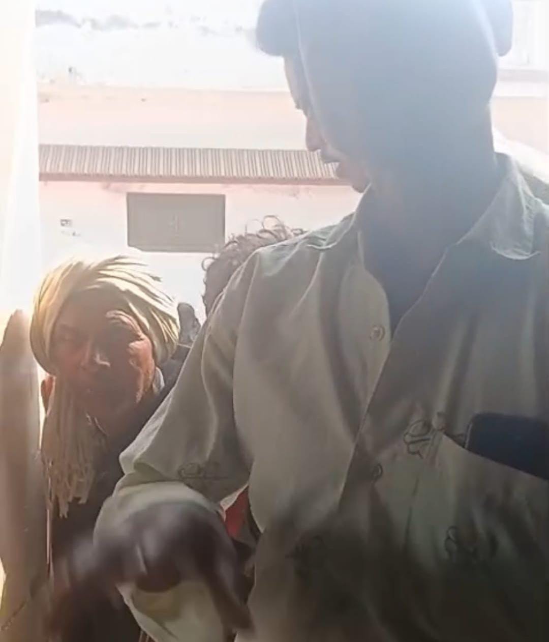 महराजगंज में राशन घोटाले का VIDEO वायरल: कई गांवों में घटतौली, प्रति यूनिट 1 किलो तक की कटौती का आरोप