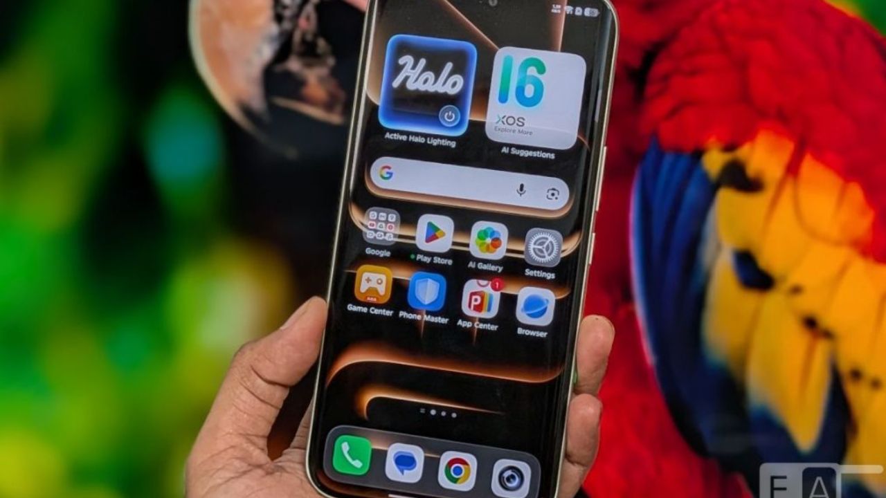 फोन में 6.78-इंच का 3D कर्व्ड डिस्प्ले है, जिसका रिज़ॉल्यूशन 1.5K है और पीक ब्राइटनेस 4500 निट्स तक है। अल्ट्रा-नैरो सिमेट्रिकल बेज़ेल्स 1.87mm के हैं। डिवाइस में कॉर्निंग गोरिल्ला ग्लास 7i प्रोटेक्शन और IP65 रेटिंग दी गई है। ऑडियो के लिए JBL ट्यून किए गए डुअल स्टीरियो स्पीकर मौजूद हैं। (Img- Internet) 