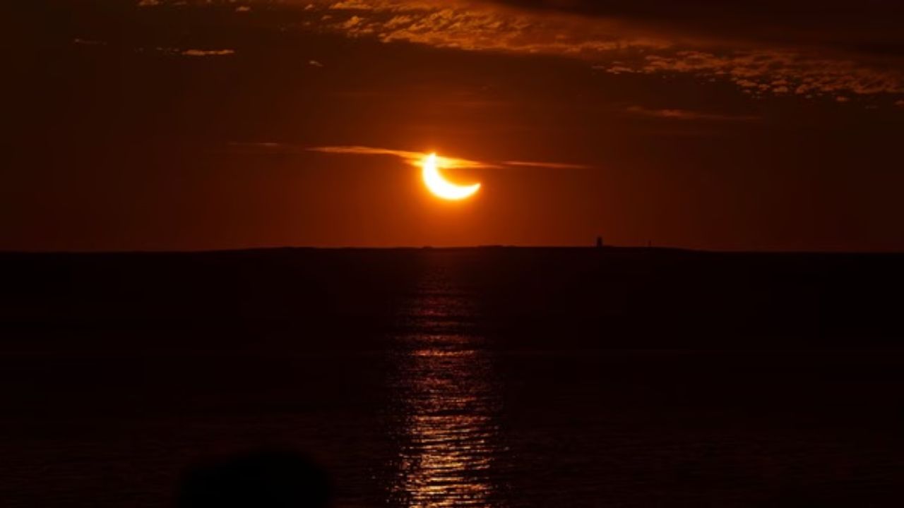 धार्मिक दृष्टि से ग्रहण को अस्थायी नकारात्मक समय माना जाता है, जबकि वैज्ञानिक दृष्टि से यह खगोलीय घटना है। फिर भी परंपरा और ज्योतिष में इस समय का महत्व इसलिए रखा गया है ताकि लोग मानसिक शांति और संयम बनाए रखें। (Img- Internet)