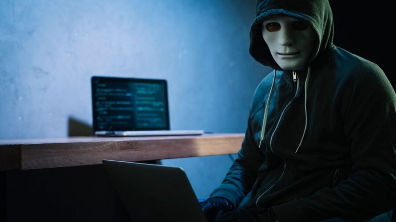 एयरटेल ने 2024 में AI बेस्ड स्पैम फ़िल्टर लॉन्च किया था। अब तक कंपनी ने 71 अरब से अधिक स्पैम कॉल्स की पहचान की है और 2.9 अरब टेक्स्ट मैसेज को ब्लॉक किया है, जो धोखाधड़ी के इरादे रखते थे। कंपनी का दावा है कि एयरटेल यूजर्स के फोन पर स्पैम कॉल्स अन्य नेटवर्क की तुलना में 70 प्रतिशत कम हो गए हैं। (Img- Internet)