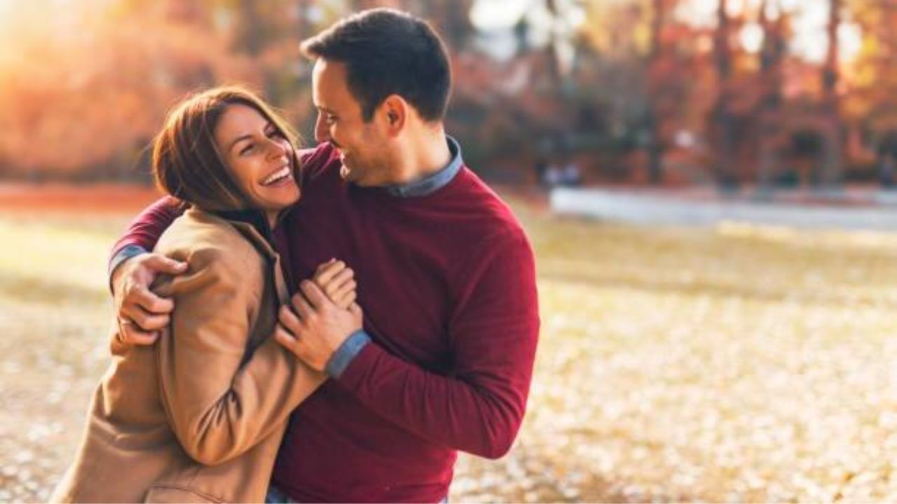 एक्सपर्ट्स सलाह देते हैं कि पति-पत्नी को यह विचार करना चाहिए कि क्या रिश्ते में भरोसे, सम्मान या तालमेल से जुड़ी कोई गहरी समस्या है। जब तक असली वजह सामने नहीं आएगी, समाधान मुश्किल है। जड़ तक पहुंचकर समस्या की पहचान करना ही स्थायी सुधार की दिशा में पहला कदम है। (Img- Internet)