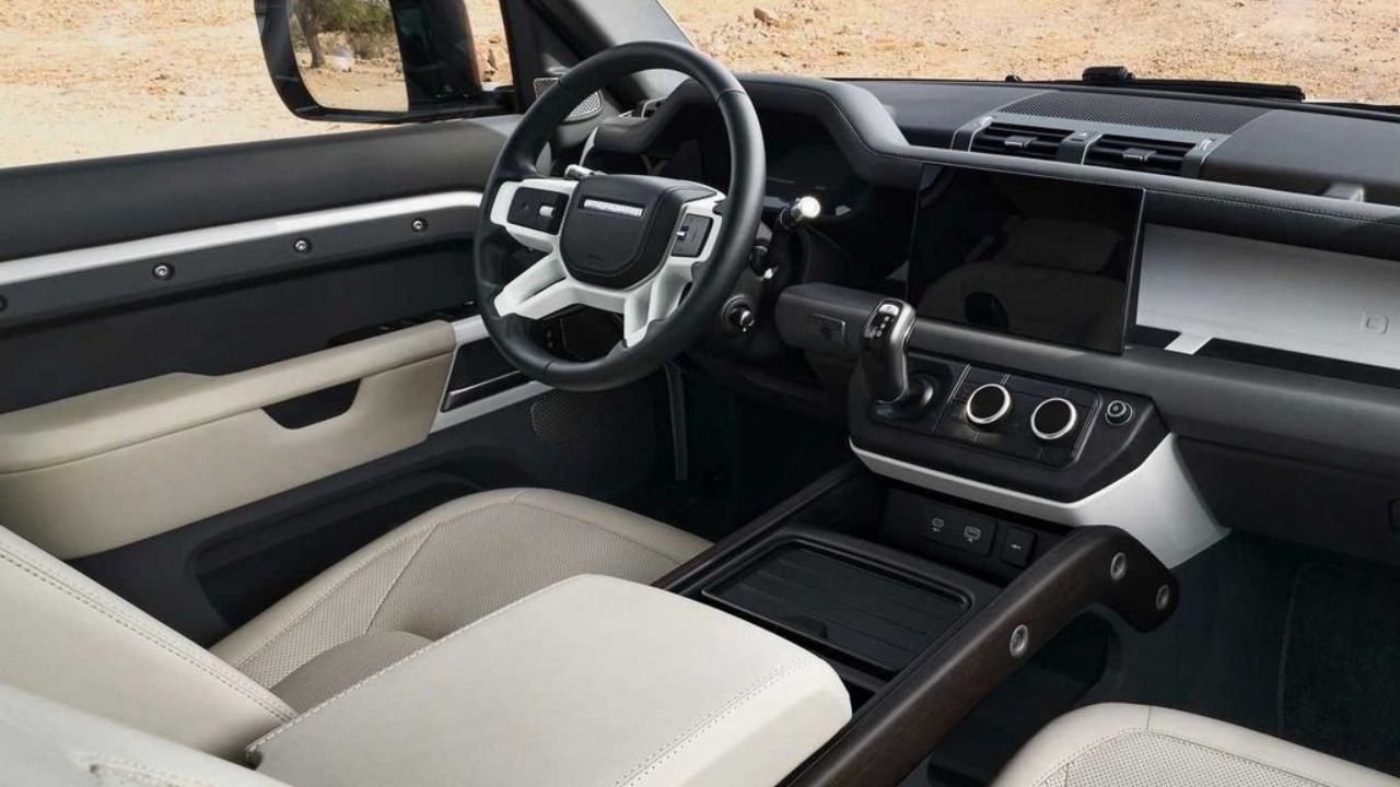 डिफेंडर 130 2+3+3 सीटिंग लेआउट के साथ 8-सीटर कॉन्फिगरेशन में आती है। तीसरी पंक्ति में भी पर्याप्त स्पेस दिया गया है, जो इसे फैमिली SUV के तौर पर परफेक्ट बनाता है। फीचर्स की बात करें तो इसमें 11.4-इंच का पीवी प्रो टचस्क्रीन इन्फोटेनमेंट सिस्टम, डिजिटल इंस्ट्रूमेंट क्लस्टर, पैनोरमिक सनरूफ, मेरिडियन साउंड सिस्टम, 3-जोन क्लाइमेट कंट्रोल, 360-डिग्री कैमरा और 6 एयरबैग्स मिलते हैं। (Img- Internet)