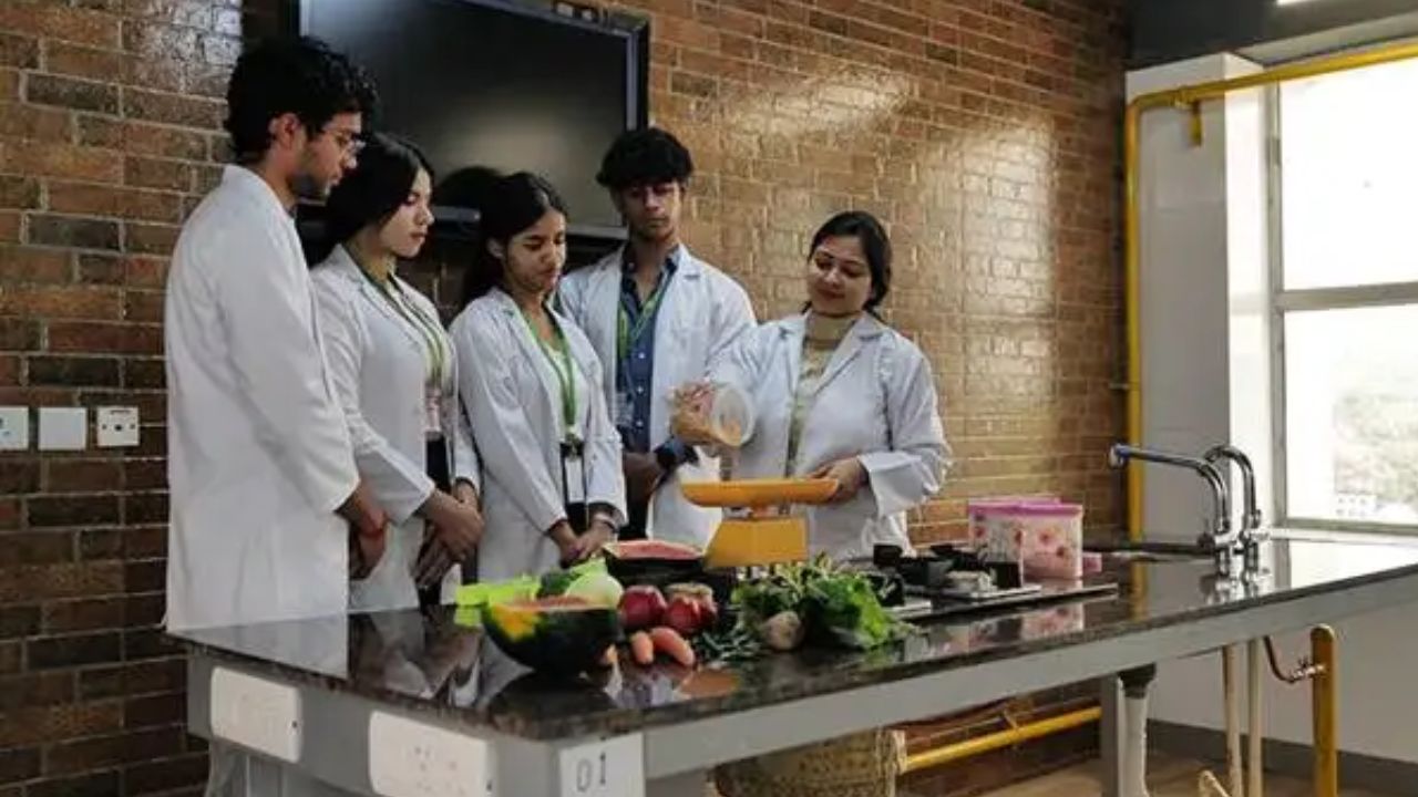 बीएससी न्यूट्रिशन और डायटेटिक्स तीन साल का कोर्स है, जिसमें पोषण और आहार प्रबंधन की पढ़ाई होती है। न्यूट्रिशनिस्ट और डायटीशियन के रूप में 3.5 से 7.5 लाख रुपये सालाना कमाए जा सकते हैं। इसके अलावा बायोटेक्नोलॉजी और बायोमेडिकल साइंस जैसे कोर्स रिसर्च, फार्मा और मेडिकल टेक्नोलॉजी में करियर बनाने का अवसर देते हैं। (Img- Internet)