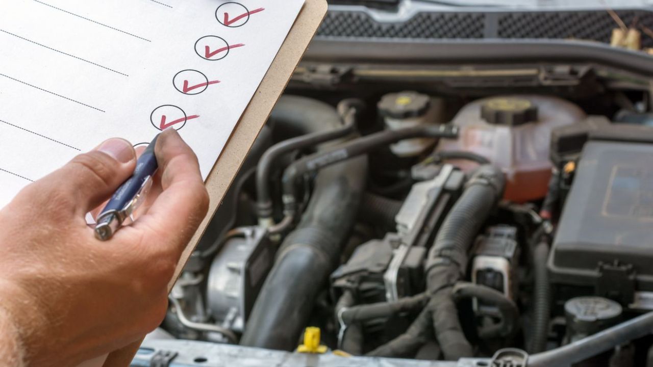 कार की नियमित देखभाल न सिर्फ सुरक्षा बढ़ाती है, बल्कि बड़े खर्च से भी बचाती है। बैटरी, टायर, इंजन ऑयल और लाइट्स पर ध्यान देने से कार लंबे समय तक सही स्थिति में रहती है। छोटे-छोटे उपायों को अपनाकर आप अपनी कार की परफॉर्मेंस और सुरक्षा दोनों बनाए रख सकते हैं। यह नियमित आदतें वाहन की जीवन अवधि को लंबा करती हैं और ड्राइविंग अनुभव को बेहतर बनाती हैं। (Img- Internet)