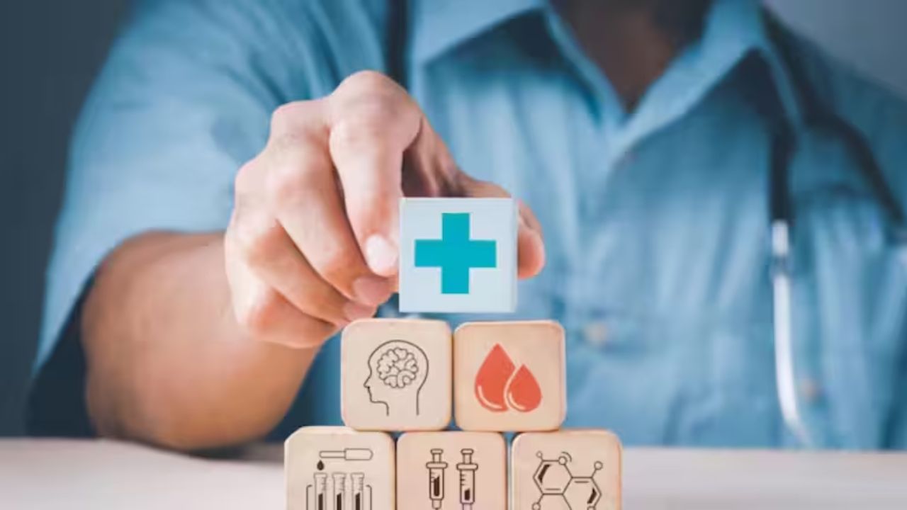 आज के समय में स्वास्थ्य सेवाओं का दायरा तेजी से बढ़ रहा है। नई तकनीक, बढ़ती बीमारियों और हेल्थ अवेयरनेस के कारण अस्पतालों, डायग्नोस्टिक सेंटर, रिसर्च लैब और फार्मा कंपनियों में प्रशिक्षित प्रोफेशनल्स की मांग लगातार बढ़ रही है। (Img- Internet)