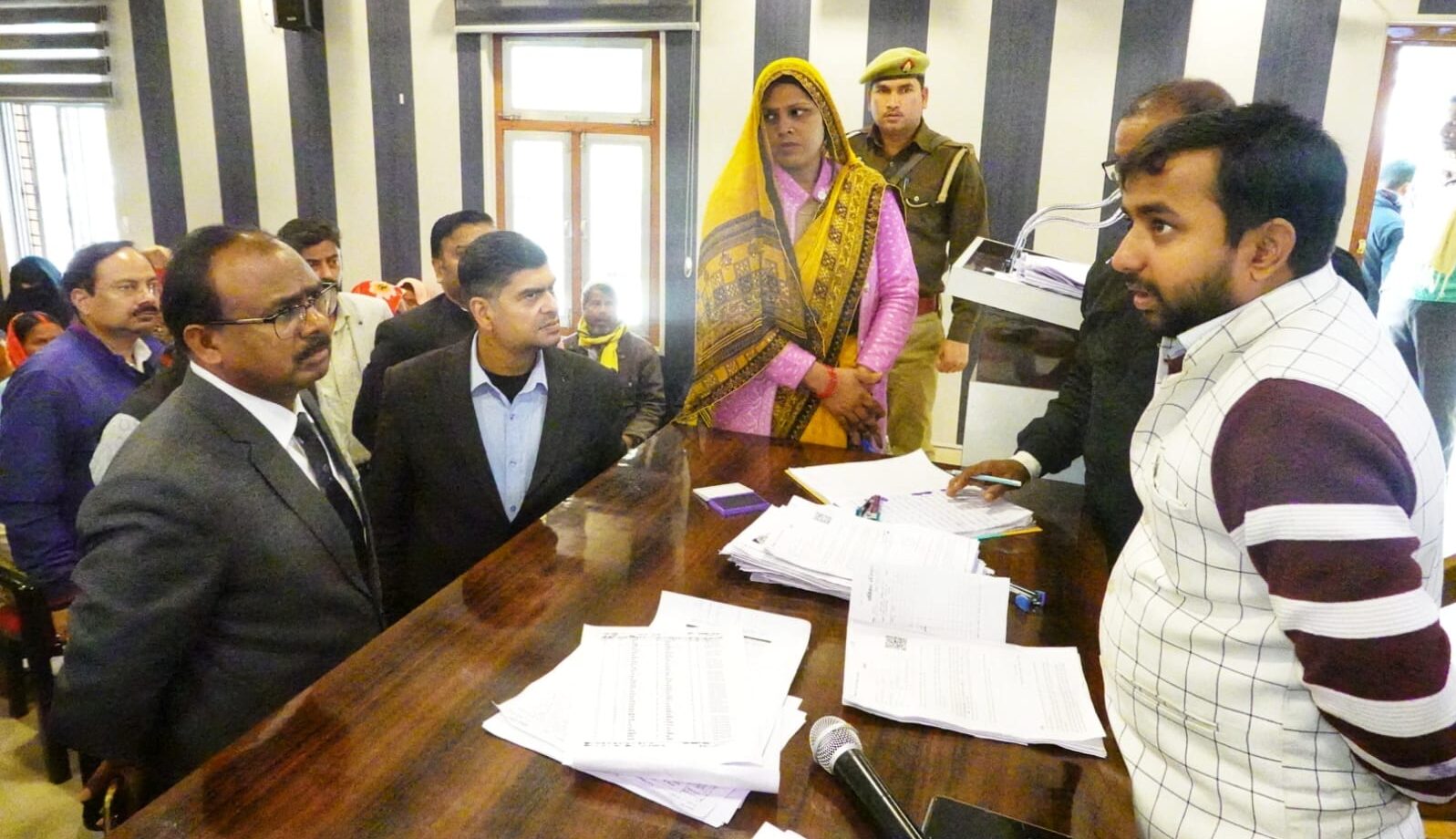 पनियरा में मतदाता नोटिसों की सुनवाई का मंडलायुक्त ने किया निरीक्षण, पारदर्शिता और समयबद्ध निस्तारण के दिए निर्देश