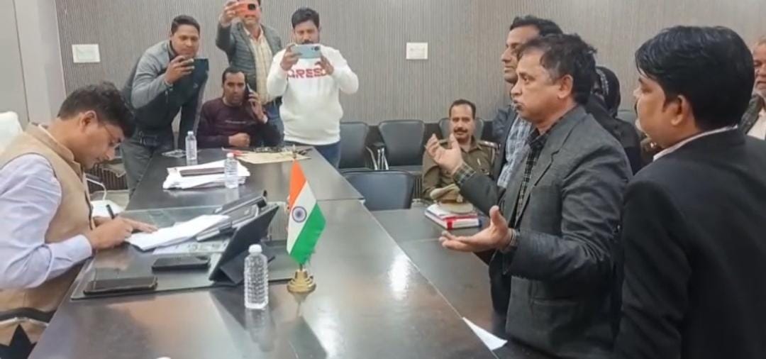 SDM–CO ऑफिस की सुरक्षा में चूक! अधिवक्ताओं के चैंबर के टूटे ताले, समाधान दिवस में उठे गंभीर सवाल