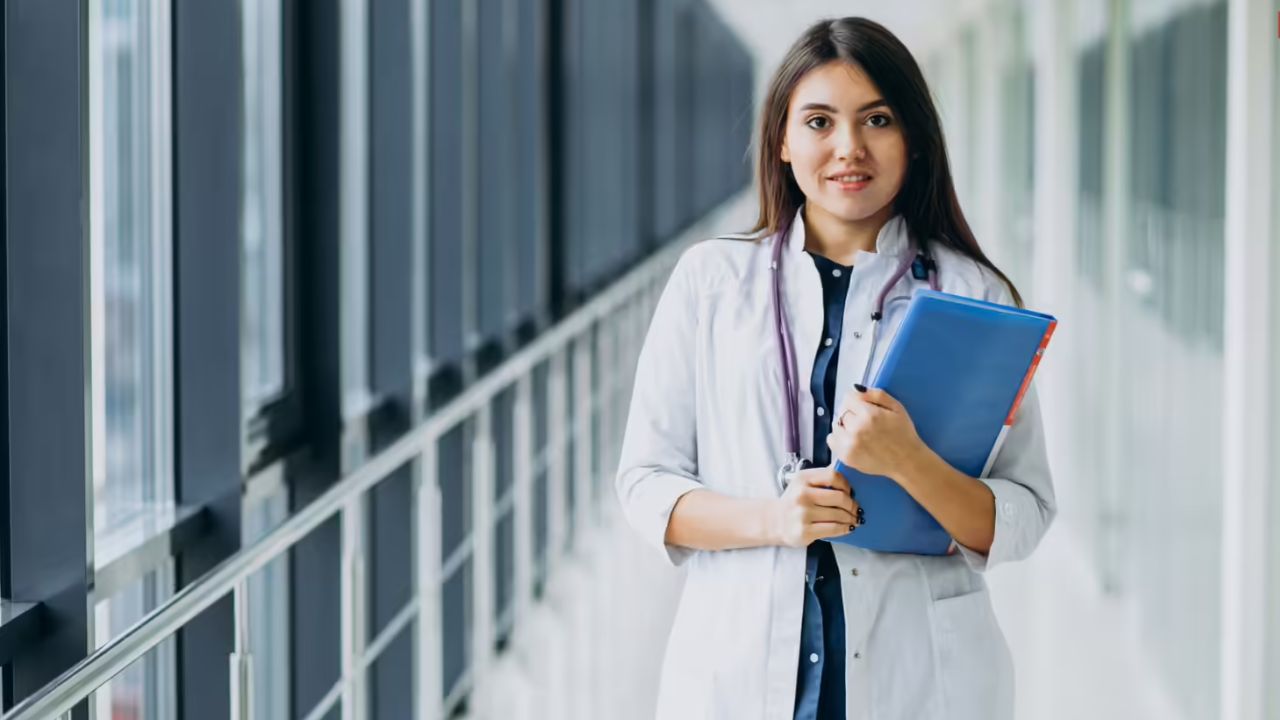 डॉक्टर नहीं तो क्या हुआ? हेल्थ सेक्टर में हैं शानदार विकल्प, जानिए टॉप प्रोफेशनल कोर्स