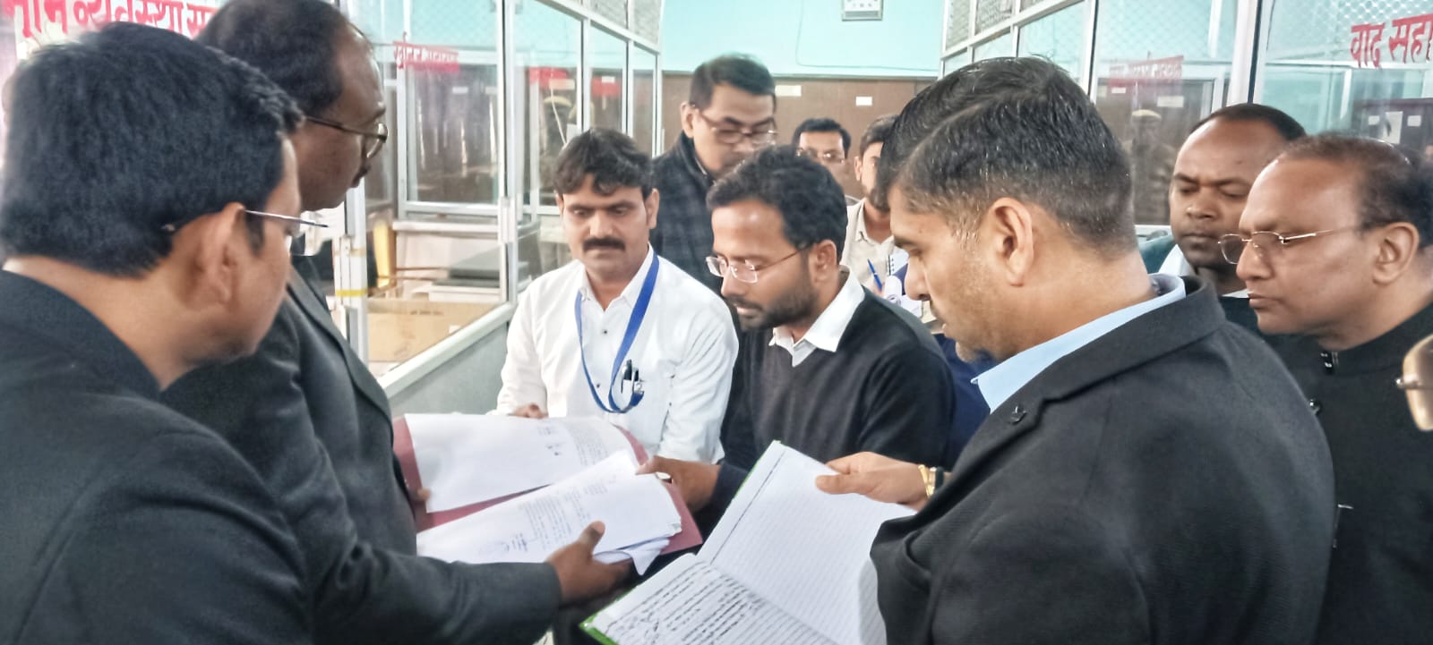 मंडलायुक्त अनिल ढींगरा का महराजगंज कलेक्ट्रेट का निरीक्षण, राजस्व मामले के निपटारे तेज करने का निर्देश