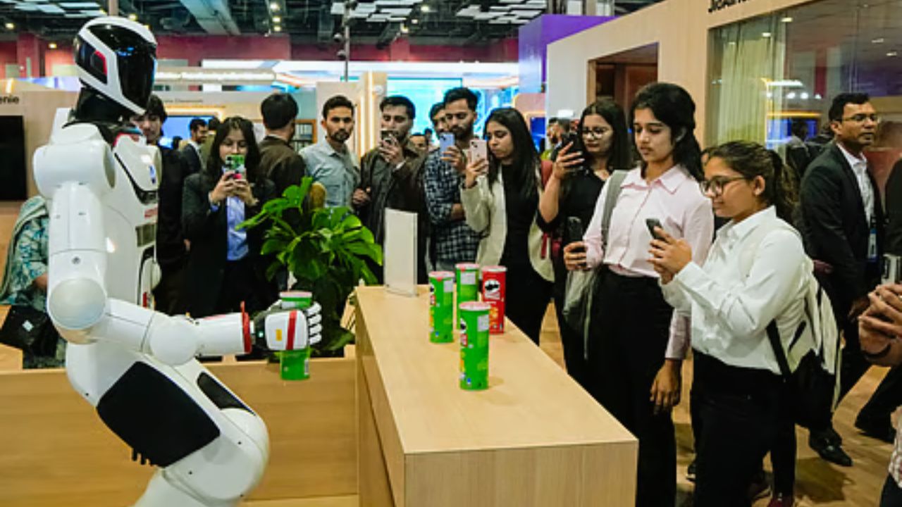 AI Impact Summit 2026: भारत मंडपम में सजा तकनीकी संसार, दर्शकों ने AI को लेकर साझा किए अपने विचार