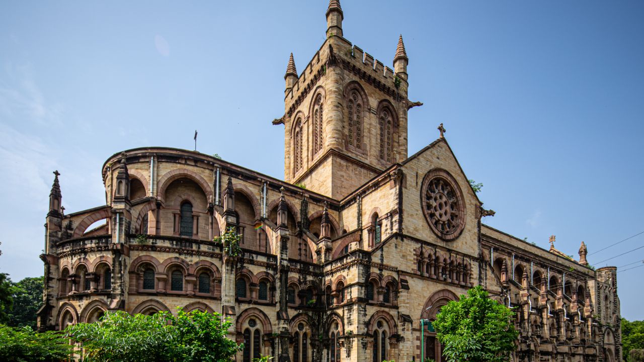 उत्तर भारत का एक खूबसूरत चर्च, ऑल सेंट्स कैथेड्रल अपने नियो-गॉथिक स्टाइल और रंगीन कांच की खिड़कियों के लिए मशहूर है। यह जगह एक शांत जगह है और आर्किटेक्चर पसंद करने वालों के लिए एक बड़ा आकर्षण है। अगर आप शांति और सुकून का अनुभव करना चाहते हैं, तो इस जगह को जरूर देखें। (Img: Google)