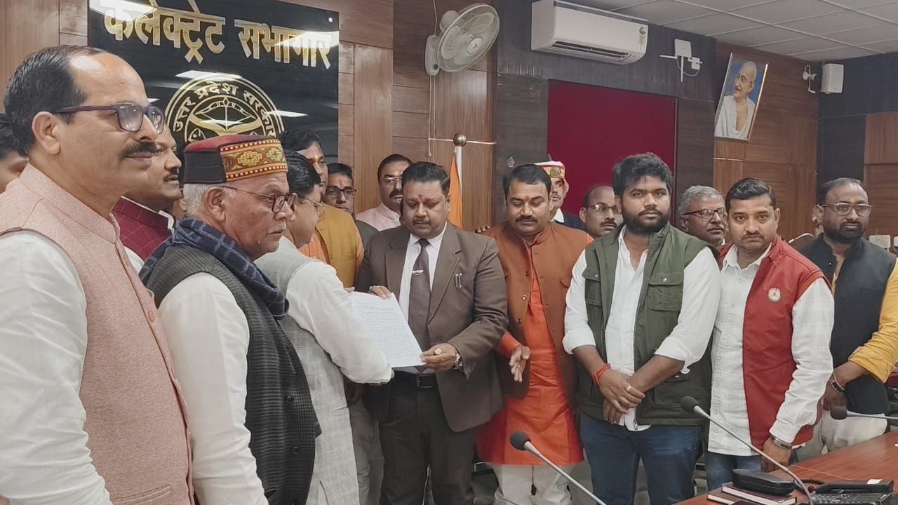 BLO विवाद से गरमा उठा अमेठी का सियासी माहौल, बीजेपी-कांग्रेस आमने-सामने, सपा भी बनी हमलावर