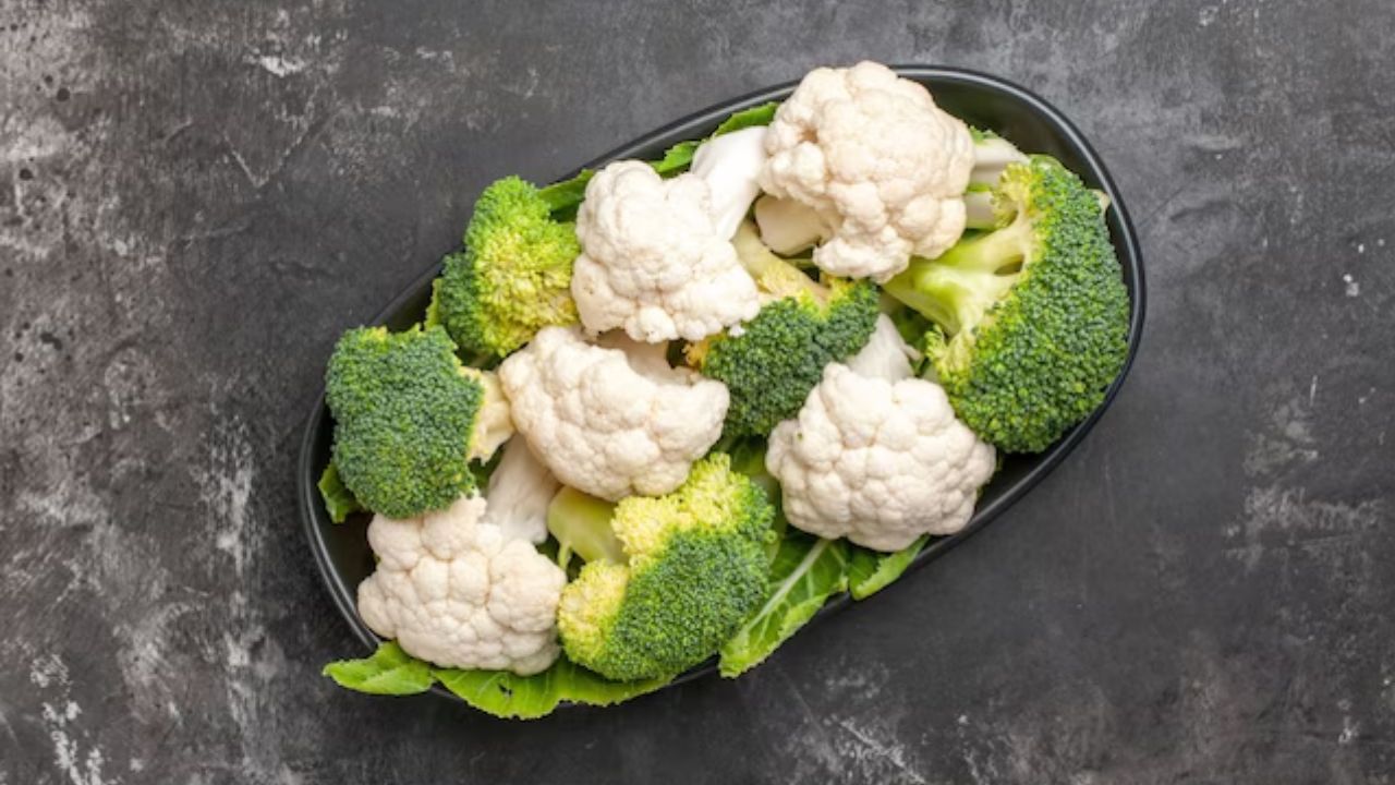 ब्रोकली पोषक तत्वों का पावरहाउस मानी जाती है। इसमें आयरन, कैल्शियम, विटामिन A, B6, थायमिन, नियासिन और जिंक अच्छी मात्रा में पाए जाते हैं। यह एंटीऑक्सीडेंट्स से भरपूर होती है, जो शरीर को फ्री रेडिकल्स से बचाने में मदद करते हैं। एक कप ब्रोकली में लगभग 31 कैलोरी, 6 ग्राम कार्बोहाइड्रेट, 2.5 ग्राम फाइबर और 2.5 ग्राम प्रोटीन होता है। (Img: Google)