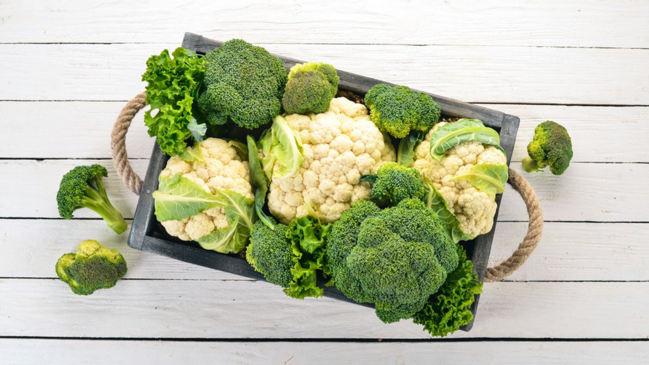 अगर आपकी पाचन क्रिया कमजोर है या गैस-एसिडिटी की समस्या रहती है, तो ब्रोकली आपके लिए बेहतर हो सकती है क्योंकि इसमें फाइबर की मात्रा थोड़ी ज्यादा होती है और यह आंतों की सेहत सुधारने में मदद करती है। वहीं, कुछ लोगों को फूलगोभी खाने के बाद गैस की शिकायत हो सकती है। (Img: Google)