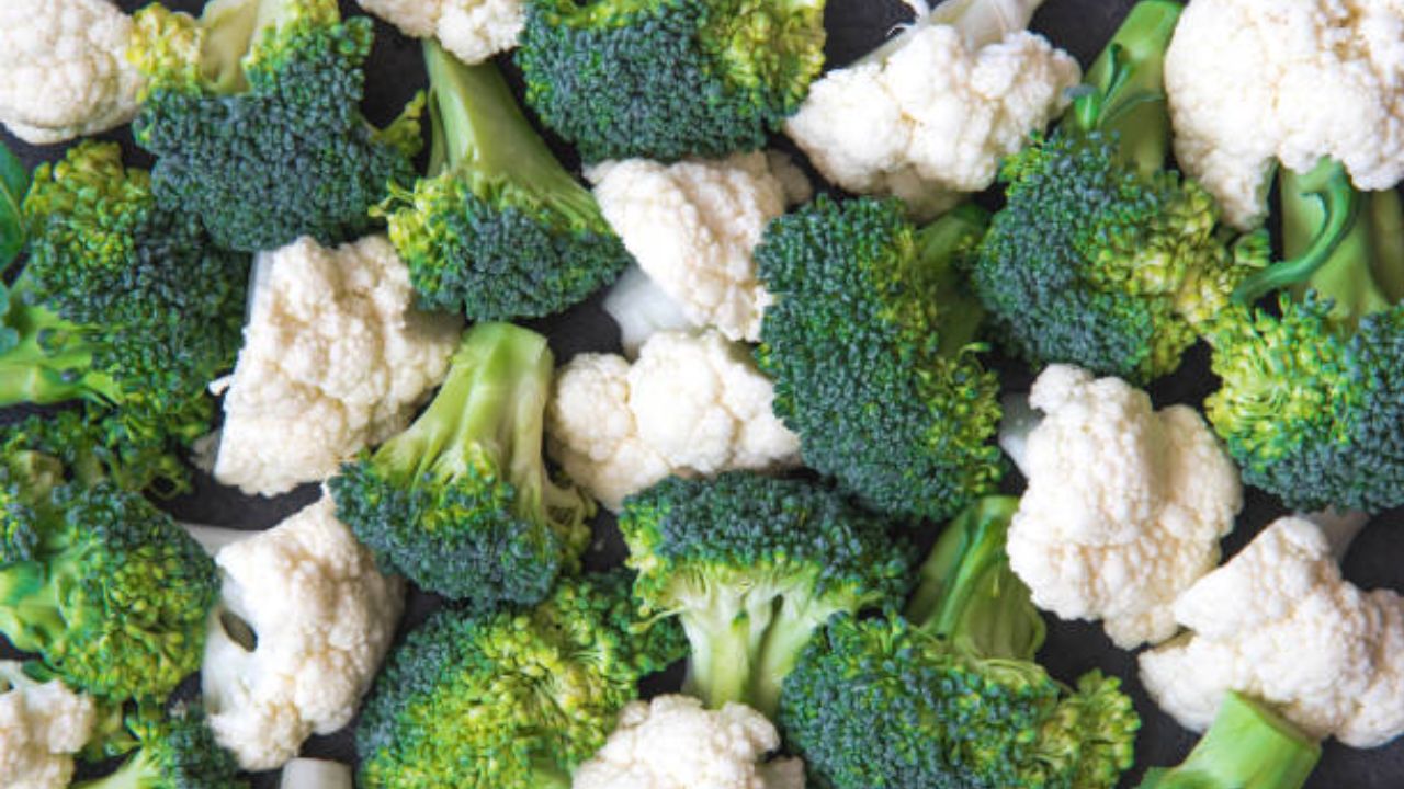 असल में ब्रोकली और फूलगोभी दोनों ही सेहत के लिए फायदेमंद हैं। चुनाव आपकी सेहत की जरूरत, स्वाद और डाइजेशन पर निर्भर करता है। बेहतर यही है कि आप दोनों को बारी-बारी से अपनी डाइट में शामिल करें और संतुलित पोषण पाएं। (Img: Google)