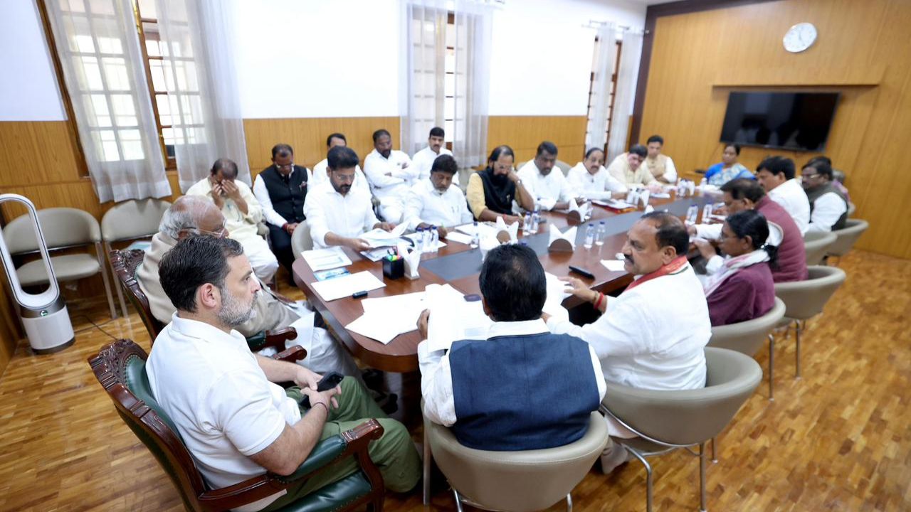 तेलंगाना के सीएम अपने कैबिनेट मंत्रियों संग पहुंचे दिल्ली, राहुल गांधी से मुलाकात; जानिये मीटिंग की खास बातें