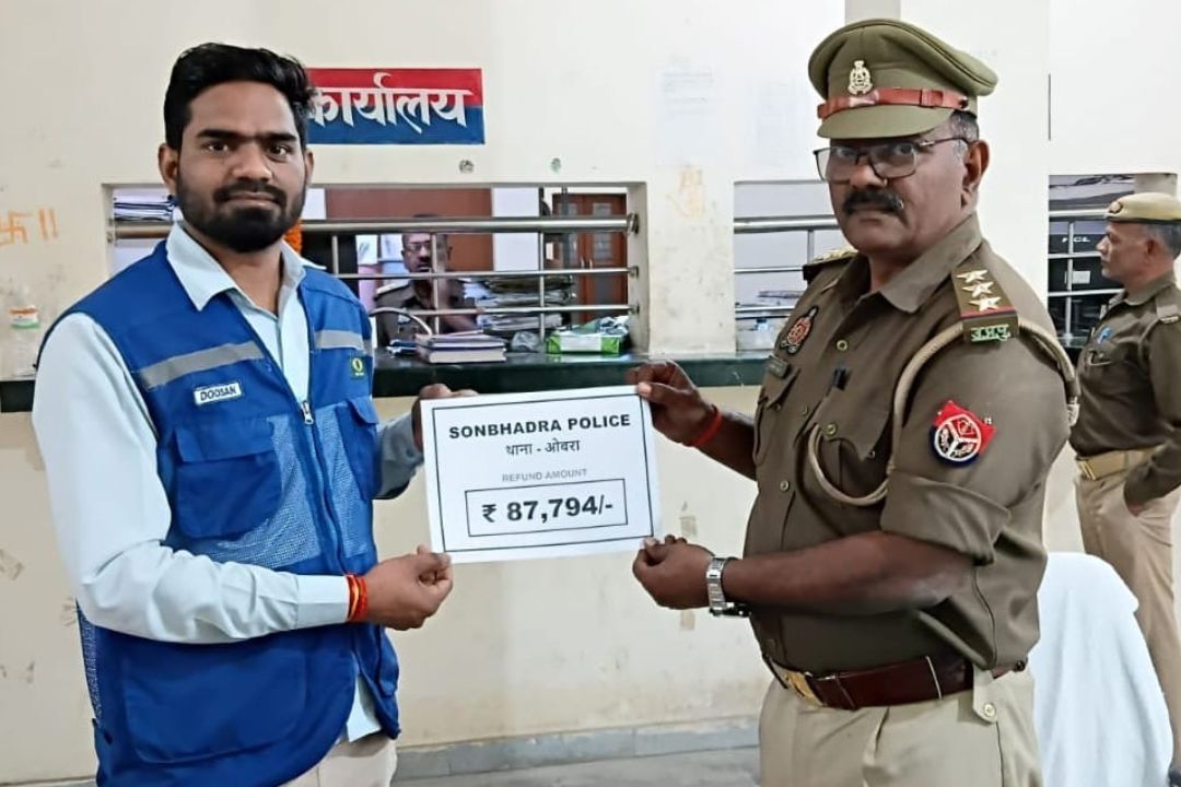 सोनभद्र पुलिस ने लौटाई लाखों की रकम, वर्क फ्रॉम होम का था ऑफर, इनको दिया मुनाफे का लालच