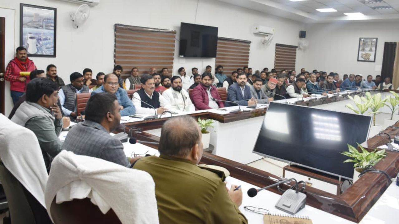 Etah News: आने वाले त्योहारों को लेकर अलर्ट मोड पर प्रशासन, कलेक्ट्रेट सभागार में शुरू हुई बड़ी तैयारियां