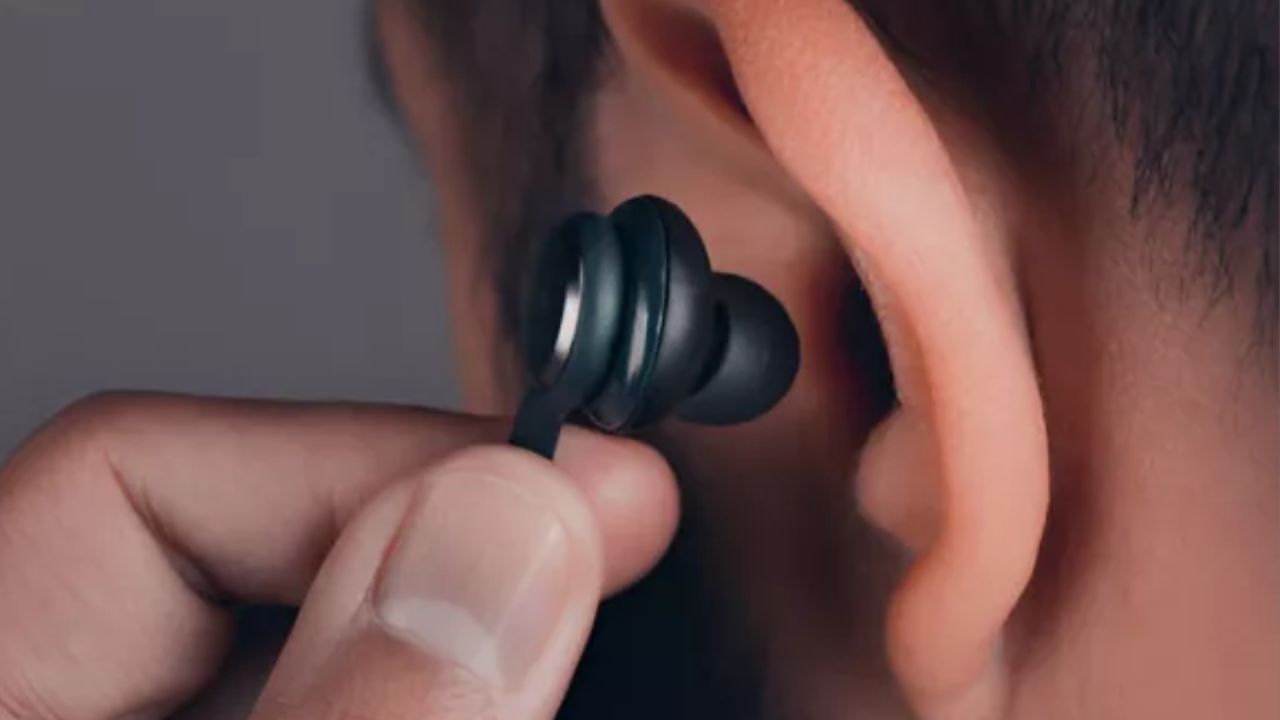 आजकल लोग हर जगह ईयरफोन इस्तेमाल करते हैं। लगातार तेज आवाज़ में संगीत सुनना कान की सुनने की क्षमता पर गंभीर असर डाल सकता है। WHO के अनुसार, अनसेफ सुनने की आदतों के कारण लगभग एक अरब युवा सुनने की क्षमता खोने के जोखिम में हैं। ईयरफोन सीधे कान तक आवाज़ पहुँचाते हैं, जिससे कोक्लिया में हानिकारक प्रभाव पड़ता है।(फोटो सोर्स- इंटरनेट)