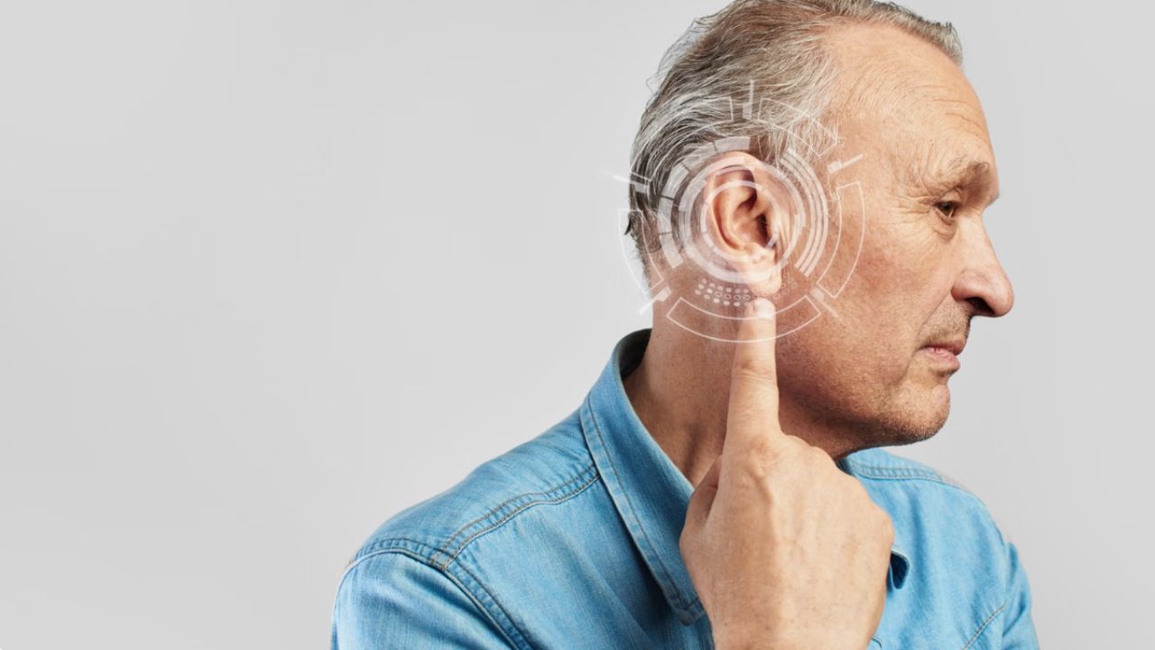 लंबे समय तक तेज आवाज़ सुनने से कान के सूक्ष्म हेयर सेल्स क्षतिग्रस्त हो सकते हैं। इससे सुनने की क्षमता कम हो जाती है। कई लोगों को कानों में घंटी जैसी आवाज़ सुनाई देने लगती है, जिसे टिनिटस कहते हैं। कुछ मामलों में सामान्य आवाज़ भी असहनीय लग सकती है, जिसे हाइपरएक्यूसिस कहा जाता है।(फोटो सोर्स- इंटरनेट)