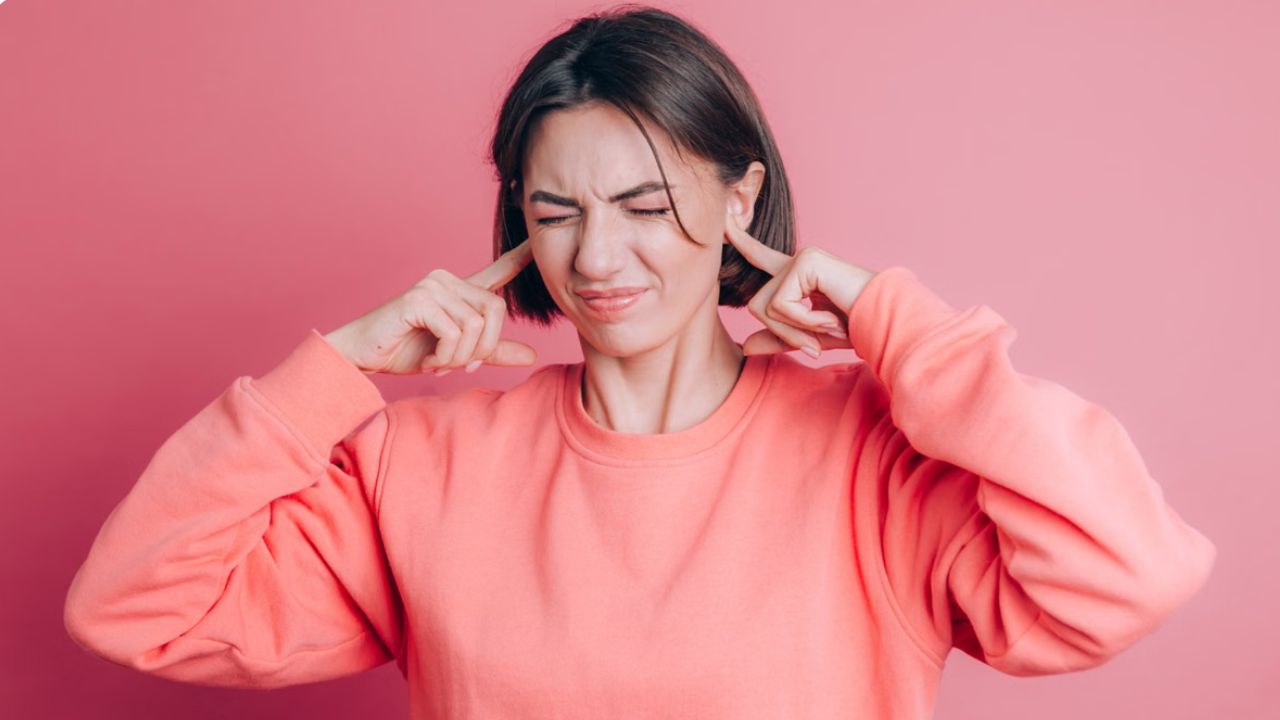 ईयरफोन अलग-अलग जगहों पर रखे जाने और शेयर किए जाने से बैक्टीरिया जमा हो जाते हैं। इससे कान में बार-बार इंफेक्शन होने का खतरा बढ़ जाता है। गंदे ईयरफोन कानों के स्वास्थ्य के लिए हानिकारक हैं और नियमित सफाई बहुत जरूरी है।(फोटो सोर्स- इंटरनेट)