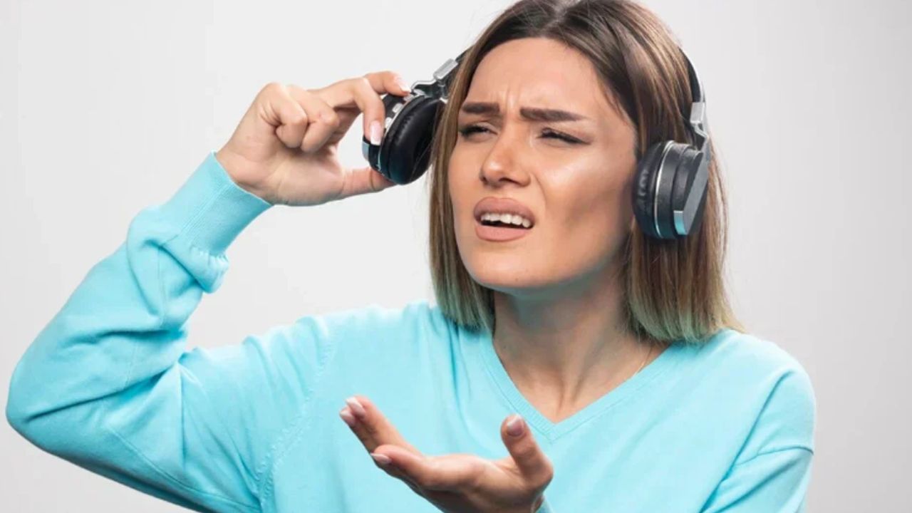 शोर भरे माहौल में ईयरफोन लगाने से बचें। समय-समय पर कान की सफाई करें और ईयरफोन को नियमित साफ करें। छोटी सावधानी अपनाने से कानों को स्थायी नुकसान से बचाया जा सकता है और सुनने की क्षमता सुरक्षित रहती है।(फोटो सोर्स- इंटरनेट)