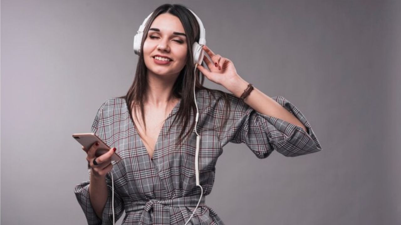 लगातार ईयरफोन का इस्तेमाल आपकी सुनने की क्षमता को धीरे-धीरे नुकसान पहुंचा सकता है, जानिए कैसे बचें?